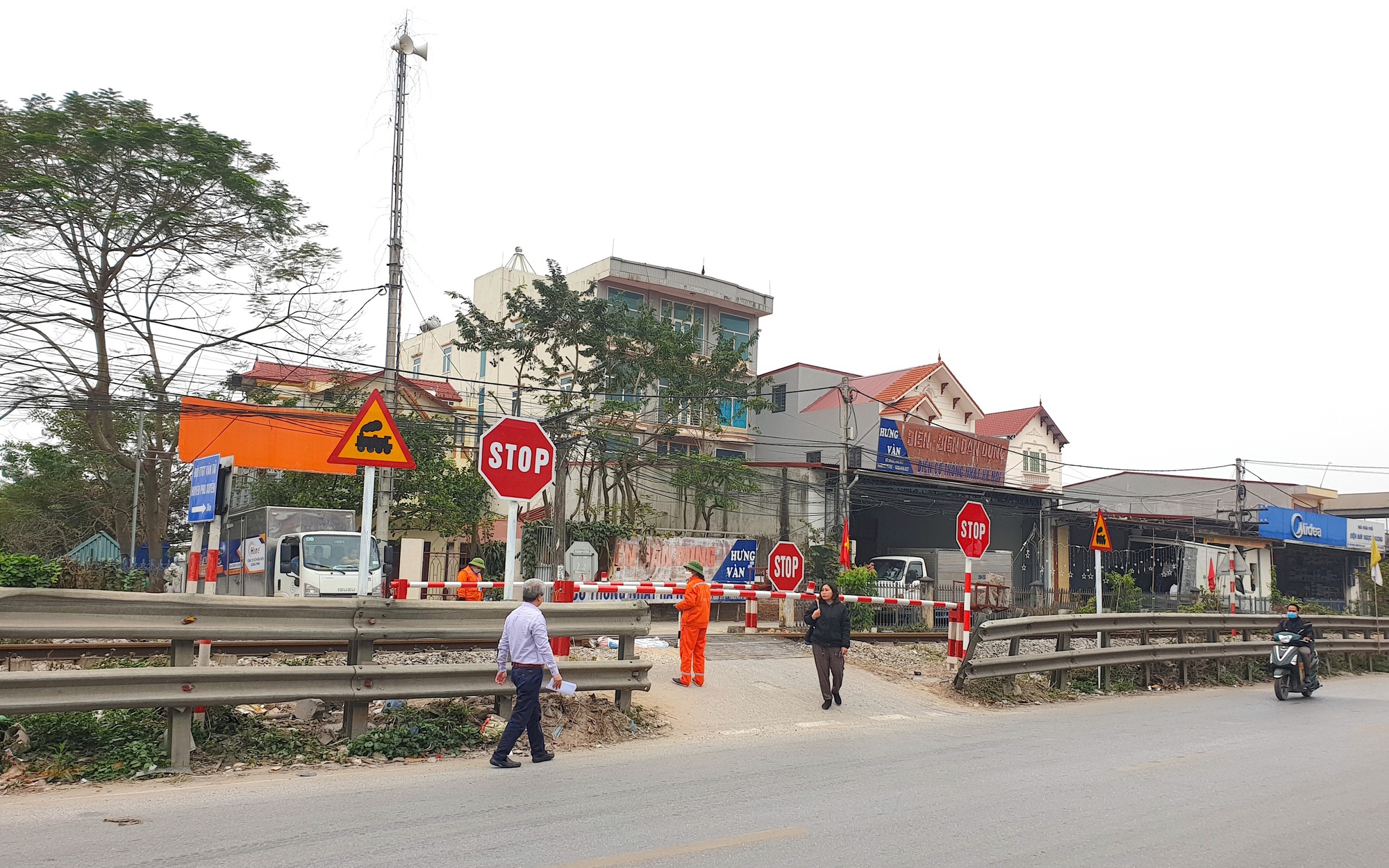 Sẽ quy định tiêu chuẩn loại chỗ trên tàu hỏa để định giá vé- Ảnh 2. Phân cấp địa phương kết nối tín hiệu, cảnh giới giao cắt đường bộ - đường sắt