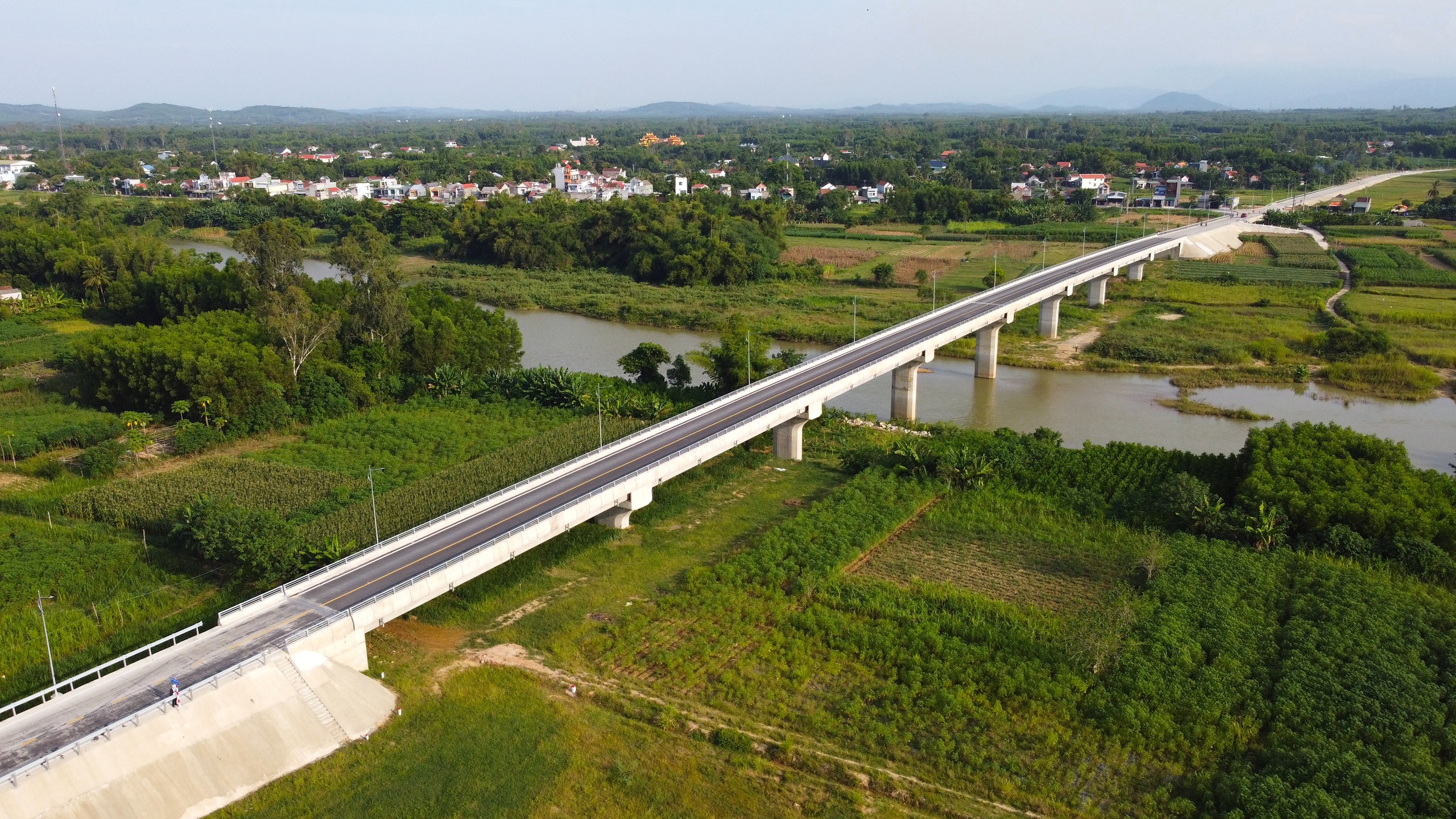 Cận cảnh cầu 150 tỷ đồng vừa ho&agrave;n th&agrave;nh ở Quảng Ng&atilde;i- Ảnh 1.