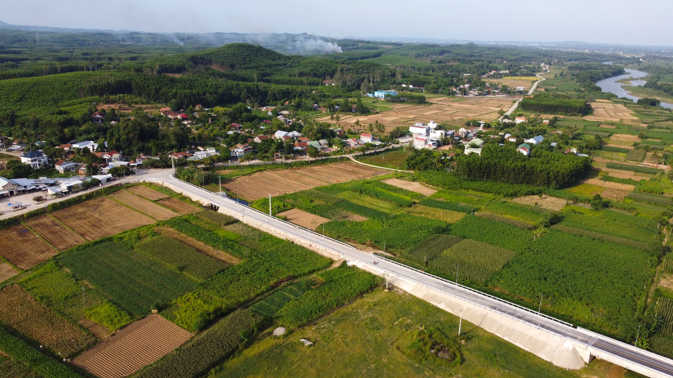 Cận cảnh cầu 150 tỷ đồng vừa ho&agrave;n th&agrave;nh ở Quảng Ng&atilde;i- Ảnh 8.