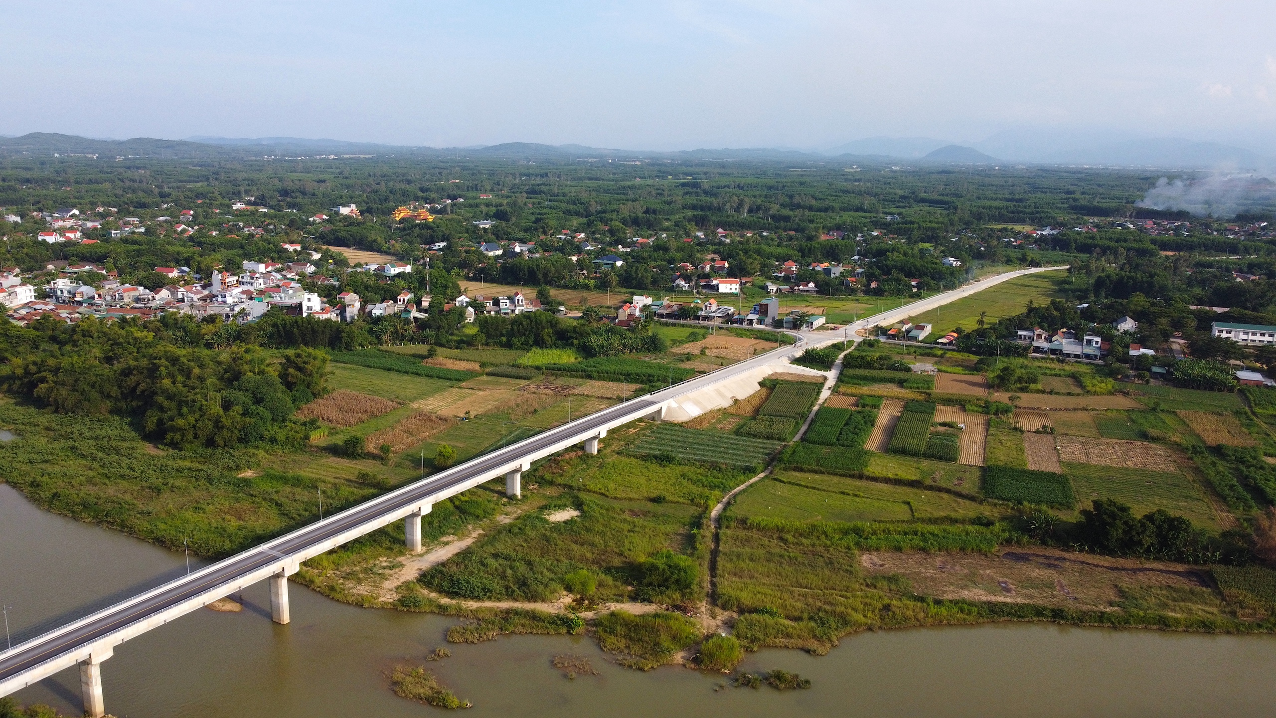 Cận cảnh cầu 150 tỷ đồng vừa ho&agrave;n th&agrave;nh ở Quảng Ng&atilde;i- Ảnh 13.