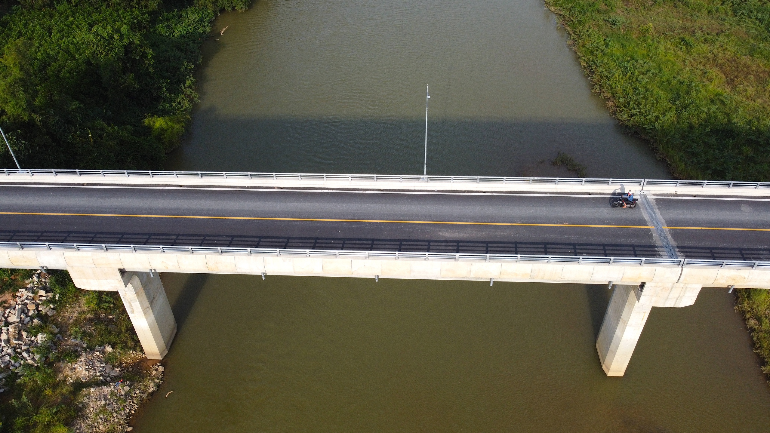 Cận cảnh cầu 150 tỷ đồng vừa ho&agrave;n th&agrave;nh ở Quảng Ng&atilde;i- Ảnh 3.