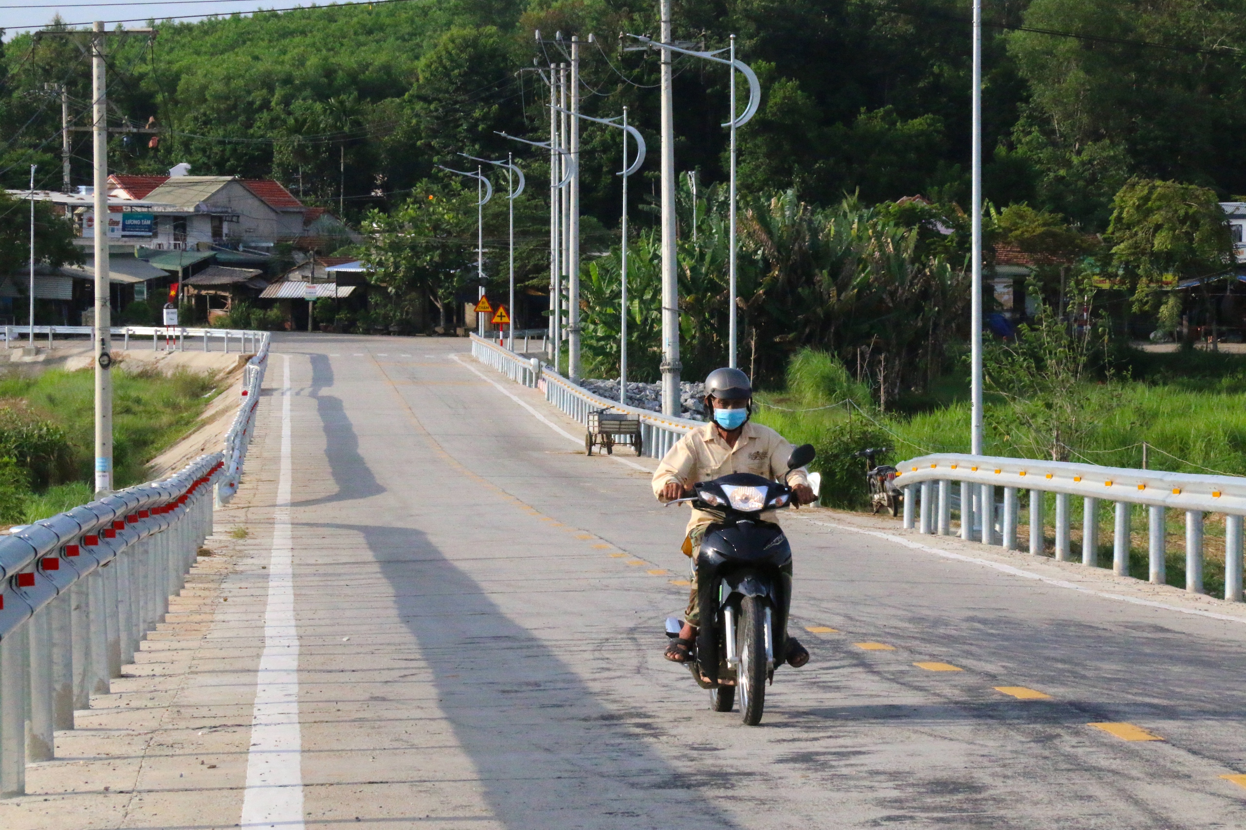 Cận cảnh cầu 150 tỷ đồng vừa ho&agrave;n th&agrave;nh ở Quảng Ng&atilde;i- Ảnh 14.