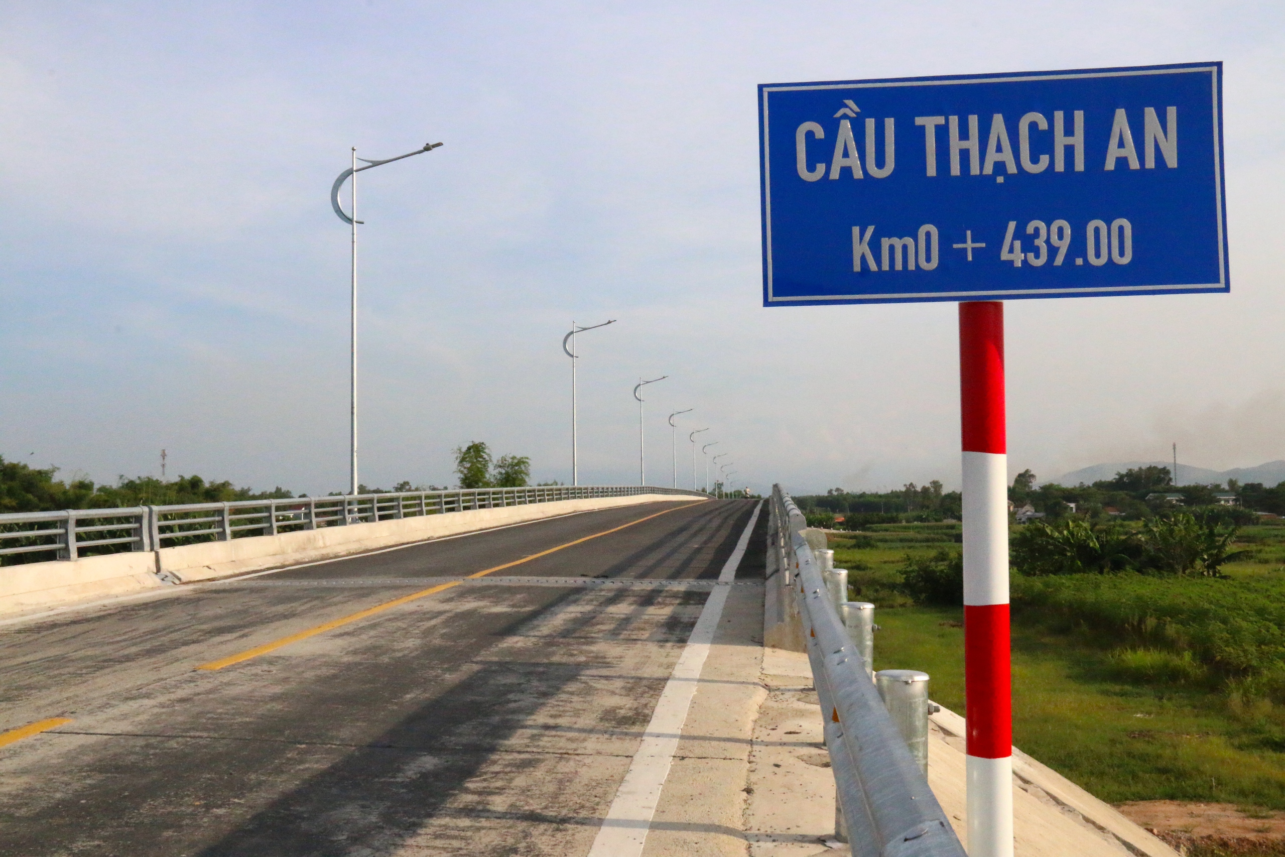 Cận cảnh cầu 150 tỷ đồng vừa ho&agrave;n th&agrave;nh ở Quảng Ng&atilde;i- Ảnh 9.