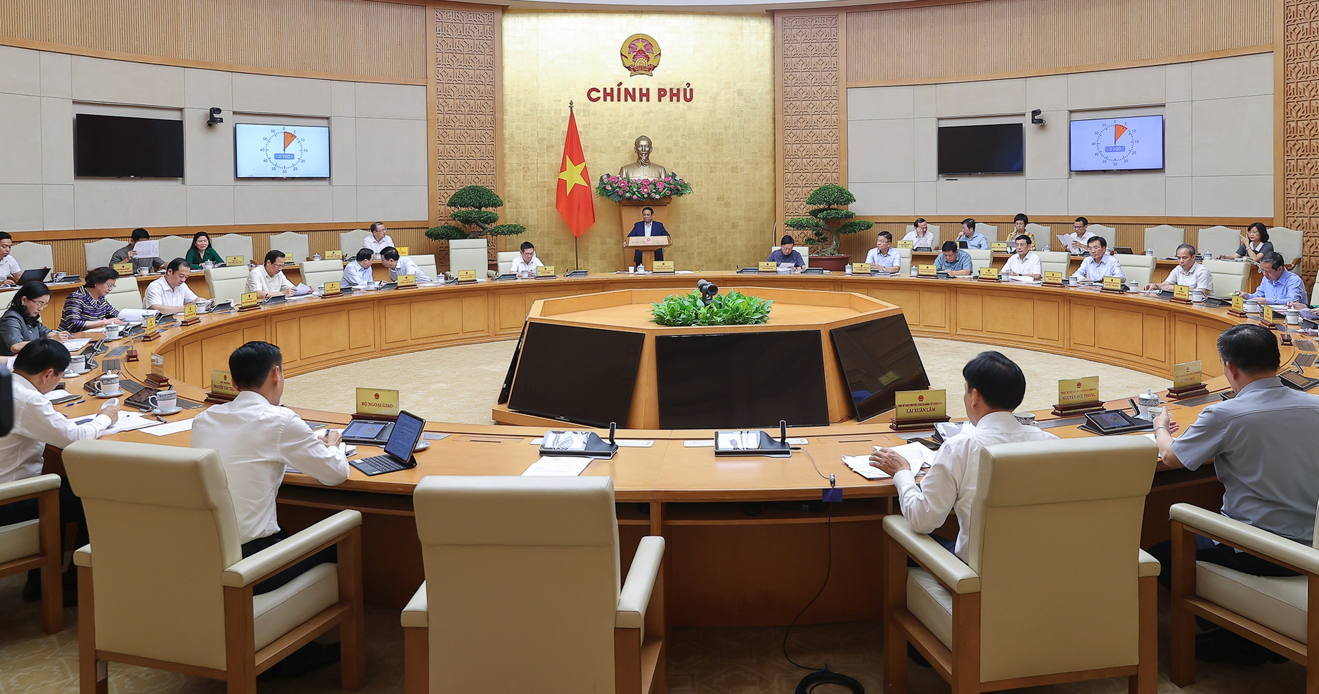 Th&aacute;o gỡ vướng mắc, giải quyết thủ tục cho người d&acirc;n, doanh nghiệp l&agrave; nhiệm vụ h&agrave;ng đầu- Ảnh 2.