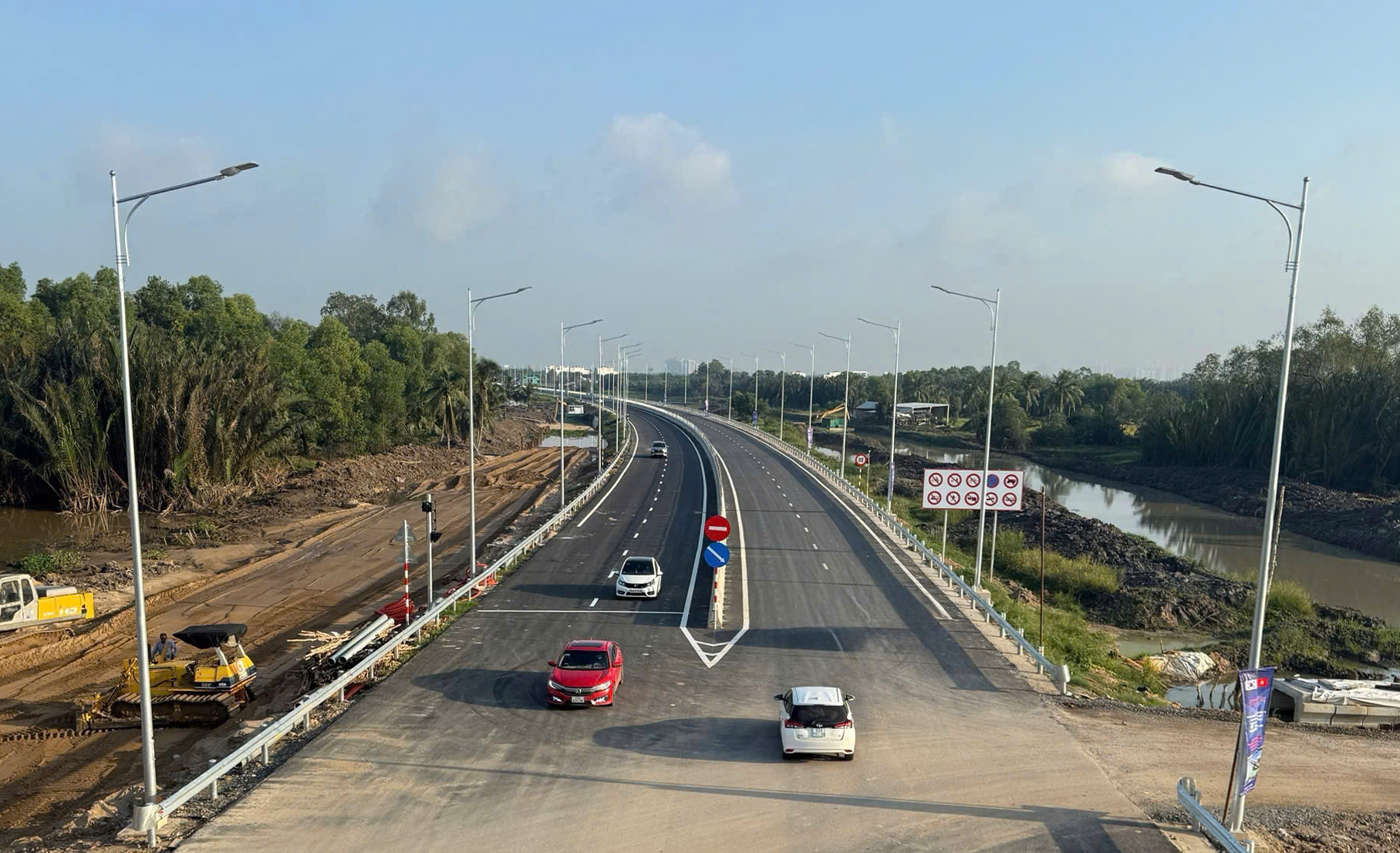 B&iacute; k&iacute;p để hai c&acirc;y cầu ở miền Đ&ocirc;ng v&agrave; T&acirc;y Nam Bộ về đ&iacute;ch sớm- Ảnh 7.