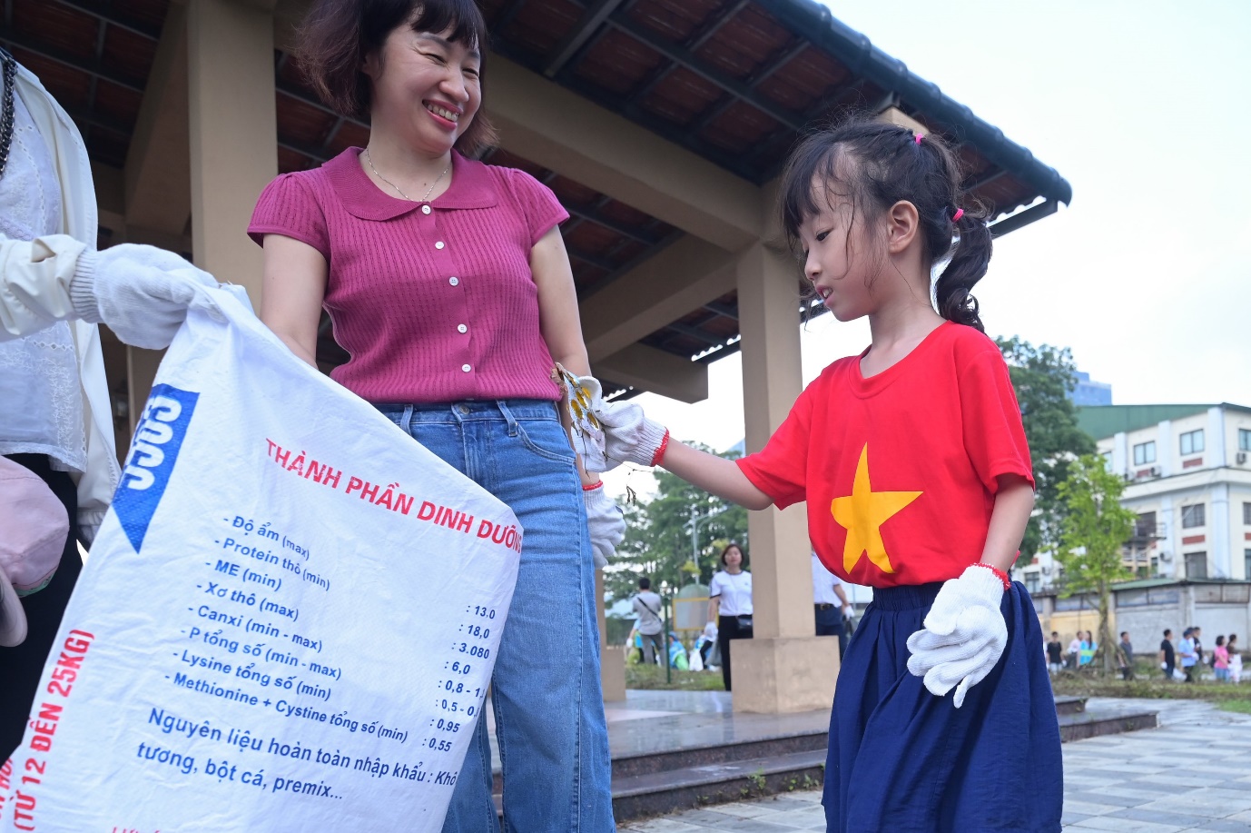 L&atilde;nh đạo Bộ N&ocirc;ng nghiệp v&agrave; M&ocirc;i trường &ldquo;xắn tay &aacute;o&rdquo; c&ugrave;ng người d&acirc;n dọn r&aacute;c sau lễ ph&aacute;t động- Ảnh 4.