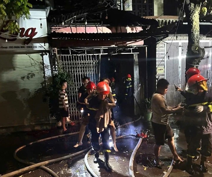 Hưng Y&ecirc;n: Giải cứu 7 người trong vụ ch&aacute;y nh&agrave; 3 tầng- Ảnh 2.