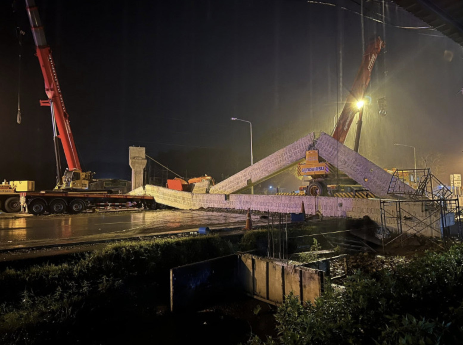 Khoảnh khắc sập cầu đi bộ đang x&acirc;y dựng tại Th&aacute;i Lan- Ảnh 1.