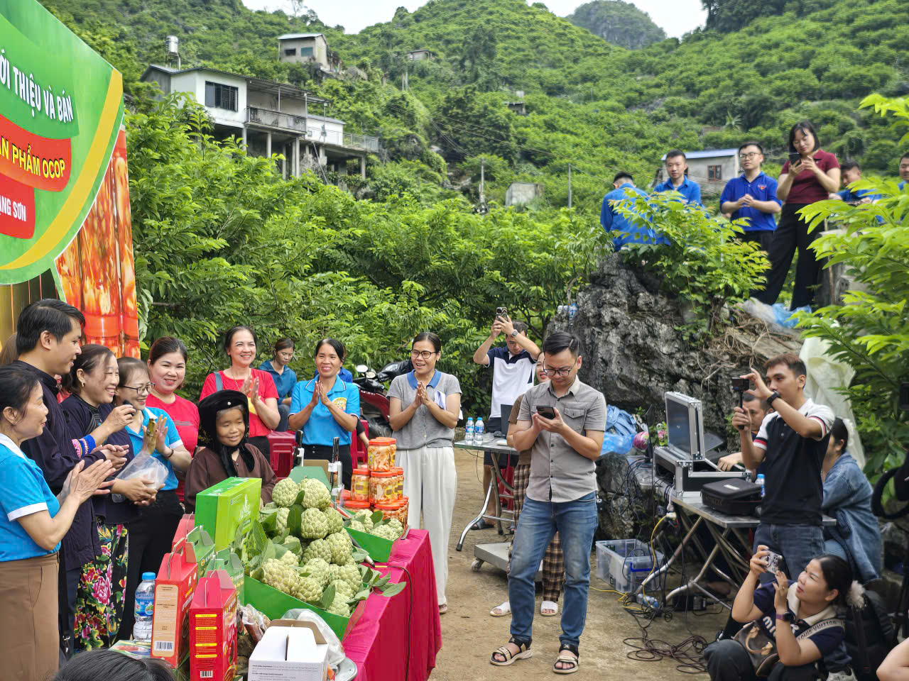 Lạng Sơn: Chủ tịch xã livestream bán na đặc sản Chi Lăng- Ảnh 2. Lạng Sơn: Chủ tịch xã livestream bán na đặc sản Chi Lăng- Ảnh 2.