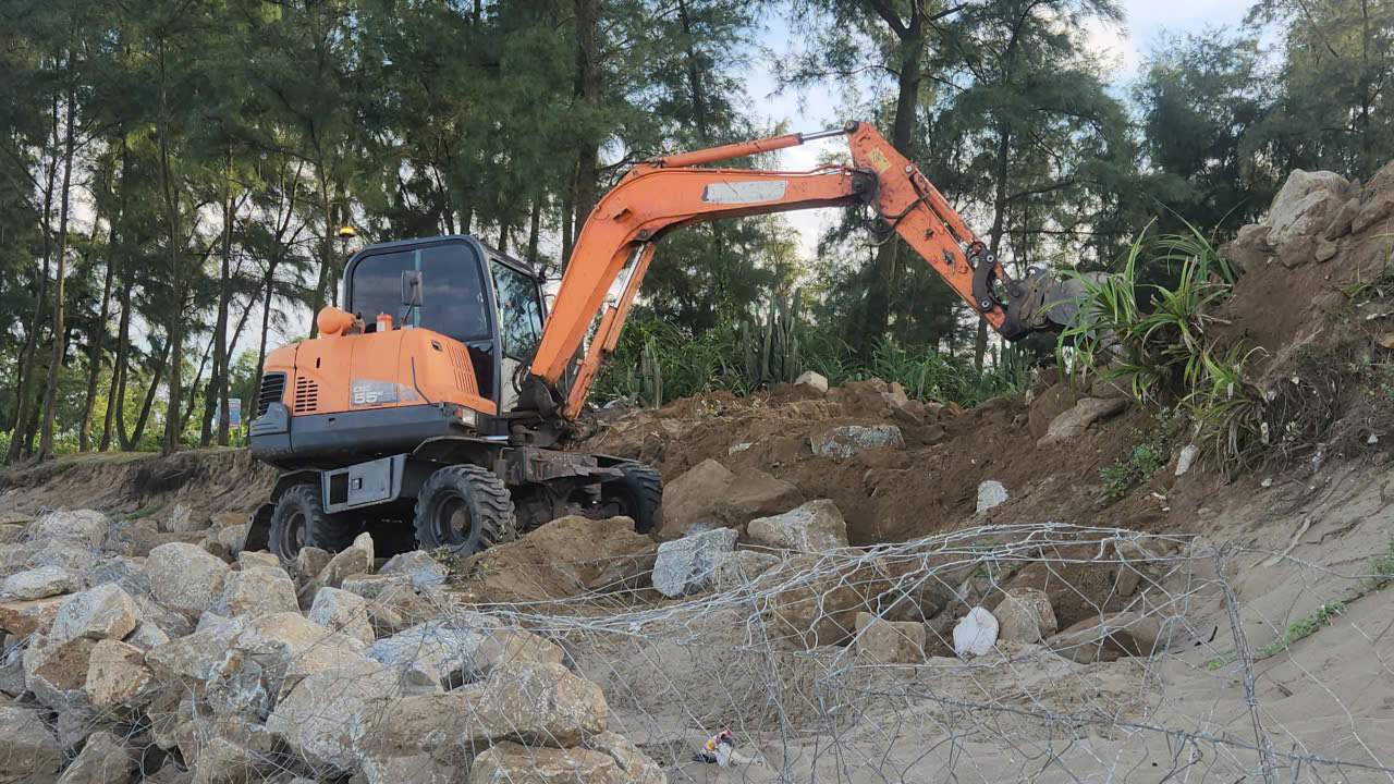 Nhiều địa phương ở miền Trung cấm biển trước khi b&atilde;o số 5 đổ bộ- Ảnh 6.