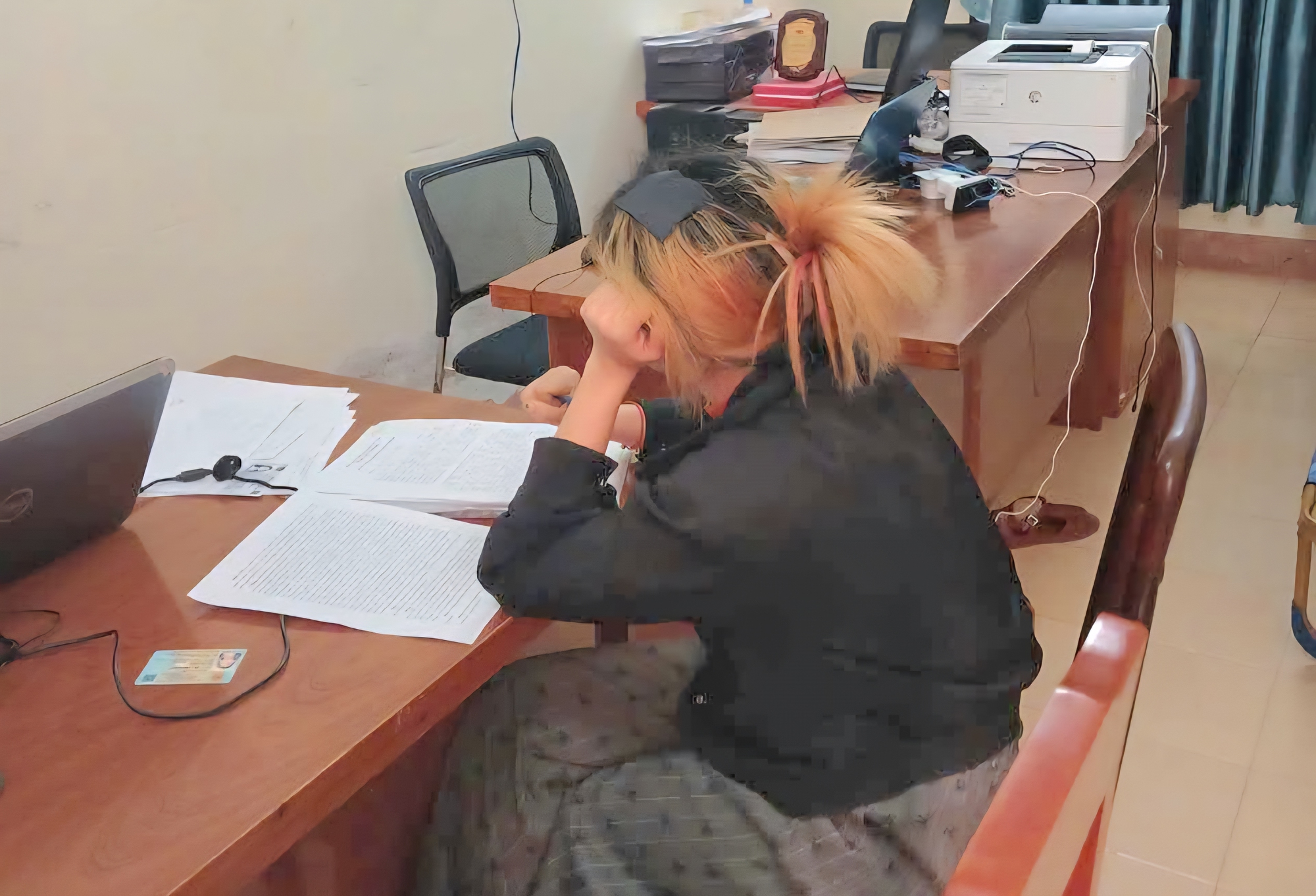 Giải cứu hai thiếu nữ l&agrave;m việc ở qu&aacute;n karaoke bị đ&ograve;i tiền chuộc 50 triệu đồng- Ảnh 2.