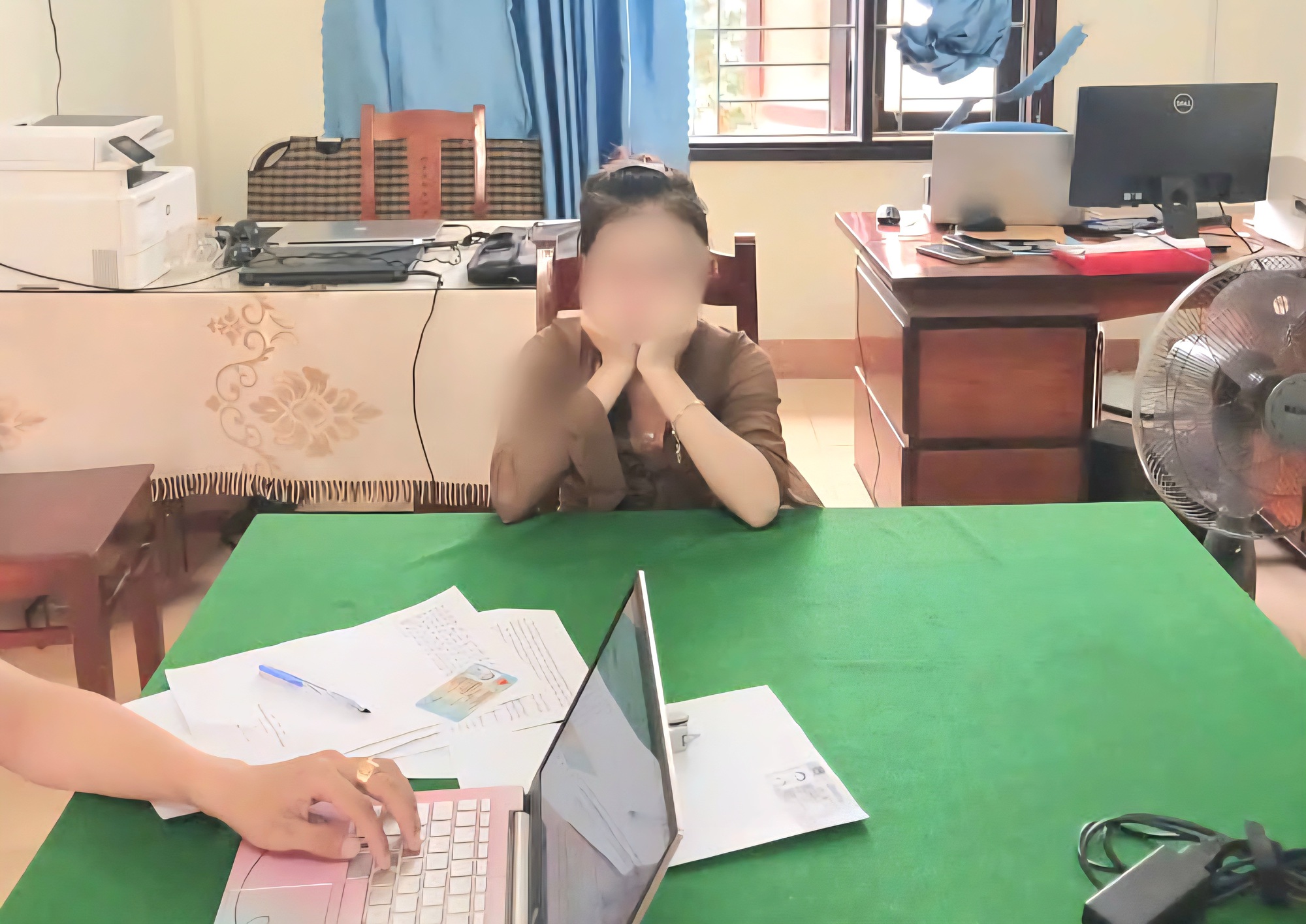 Giải cứu hai thiếu nữ l&agrave;m việc ở qu&aacute;n karaoke bị đ&ograve;i tiền chuộc 50 triệu đồng- Ảnh 1.