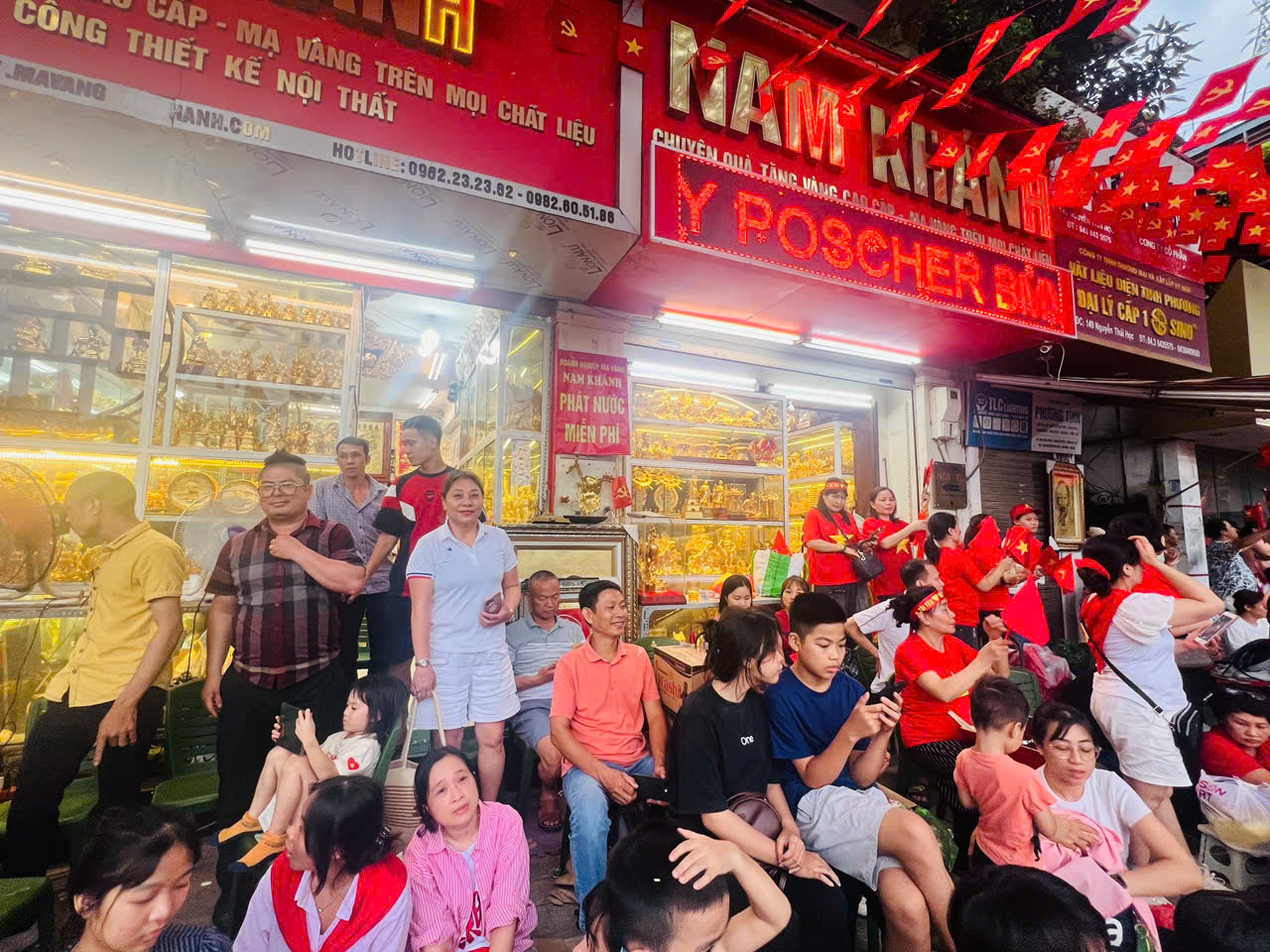 Người dân đội nắng, dầm mưa xếp hàng từ sáng chờ xem tổng hợp luyện lần 2- Ảnh 7. Người dân đội nắng, dầm mưa xếp hàng từ sáng chờ xem tổng hợp luyện lần 2- Ảnh 7.