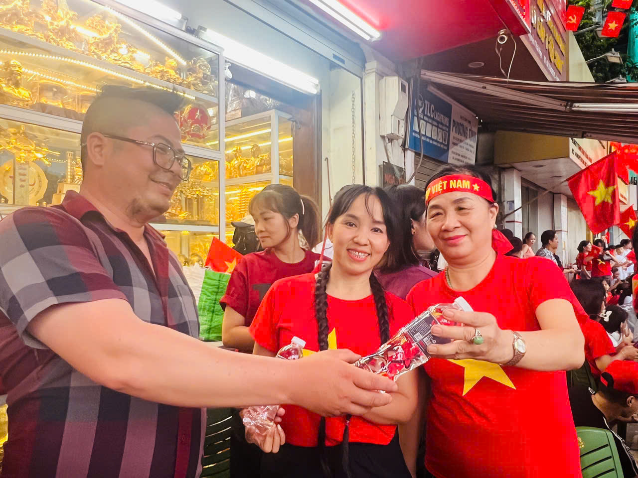 Người dân đội nắng, dầm mưa xếp hàng từ sáng chờ xem tổng hợp luyện lần 2- Ảnh 8. Người dân đội nắng, dầm mưa xếp hàng từ sáng chờ xem tổng hợp luyện lần 2- Ảnh 8.