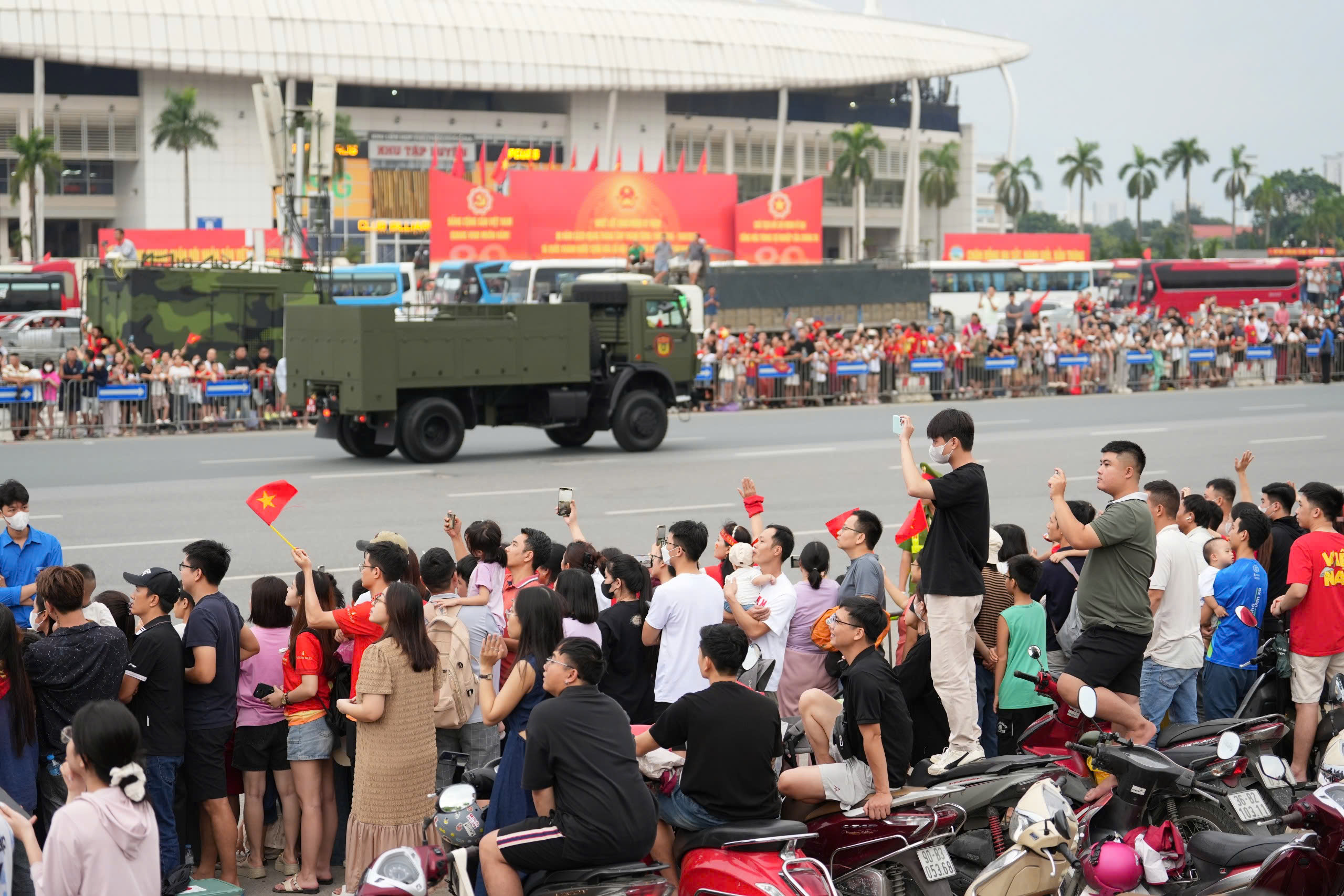 Người dân đội nắng, dầm mưa xếp hàng từ sáng chờ xem tổng hợp luyện lần 2- Ảnh 17. Người dân đội nắng, dầm mưa xếp hàng từ sáng chờ xem tổng hợp luyện lần 2- Ảnh 17.