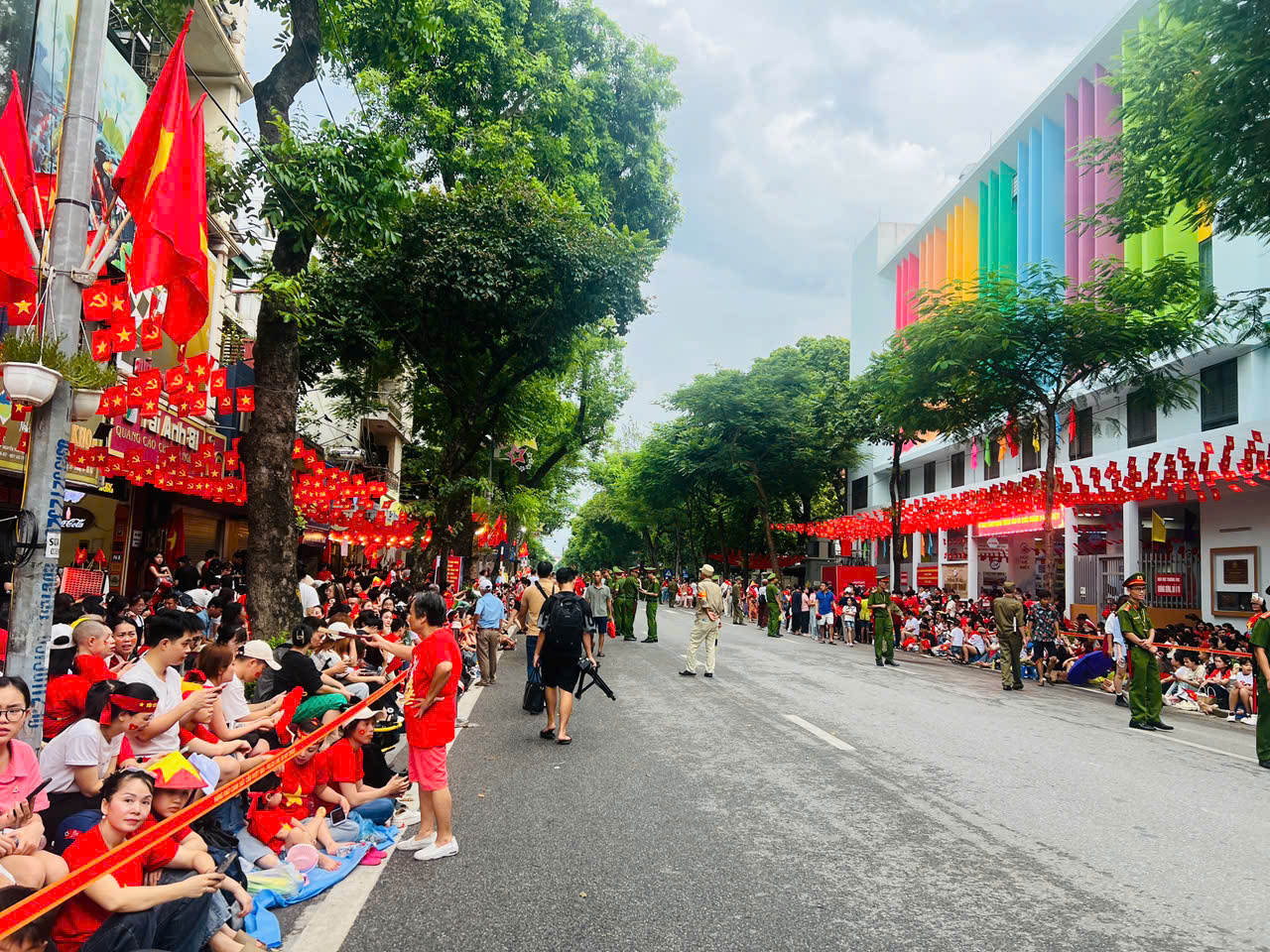 Người dân đội nắng, dầm mưa xếp hàng từ sáng chờ xem tổng hợp luyện lần 2- Ảnh 5. Người dân đội nắng, dầm mưa xếp hàng từ sáng chờ xem tổng hợp luyện lần 2- Ảnh 5.