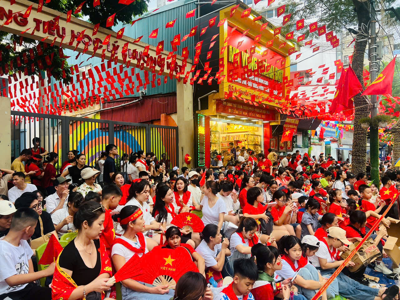 Người dân đội nắng, dầm mưa xếp hàng từ sáng chờ xem tổng hợp luyện lần 2- Ảnh 6. Người dân đội nắng, dầm mưa xếp hàng từ sáng chờ xem tổng hợp luyện lần 2- Ảnh 6.
