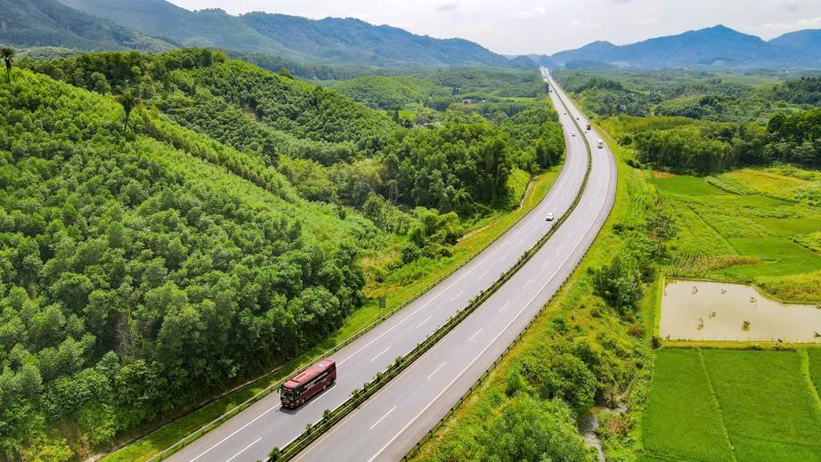 Kỷ lục thi c&ocirc;ng tuyến cao tốc d&agrave;i nhất Việt Nam- Ảnh 1.
