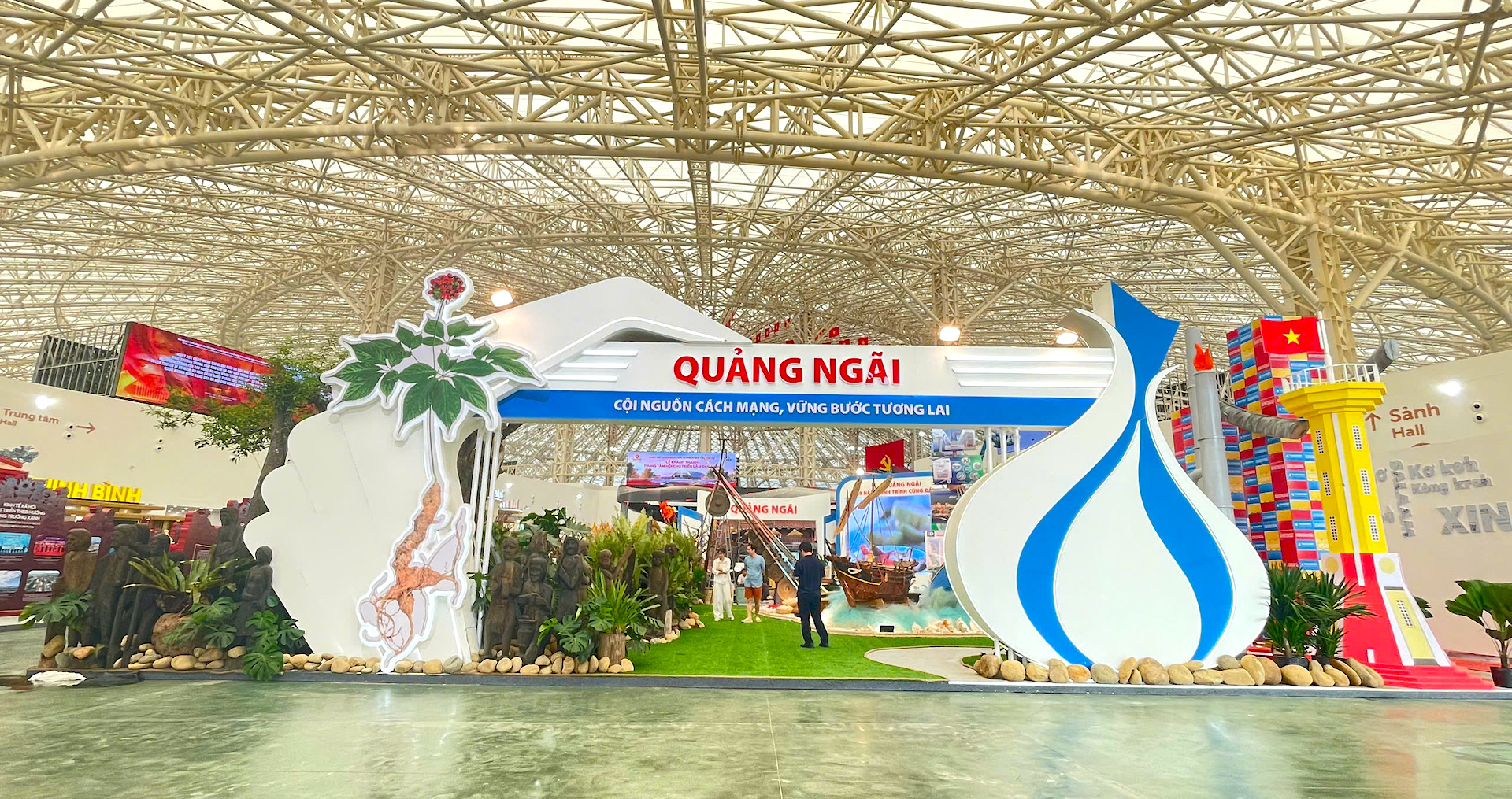 Quảng Ng&atilde;i mang s&acirc;m Ngọc Linh đi triển l&atilde;m tại H&agrave; Nội- Ảnh 1.