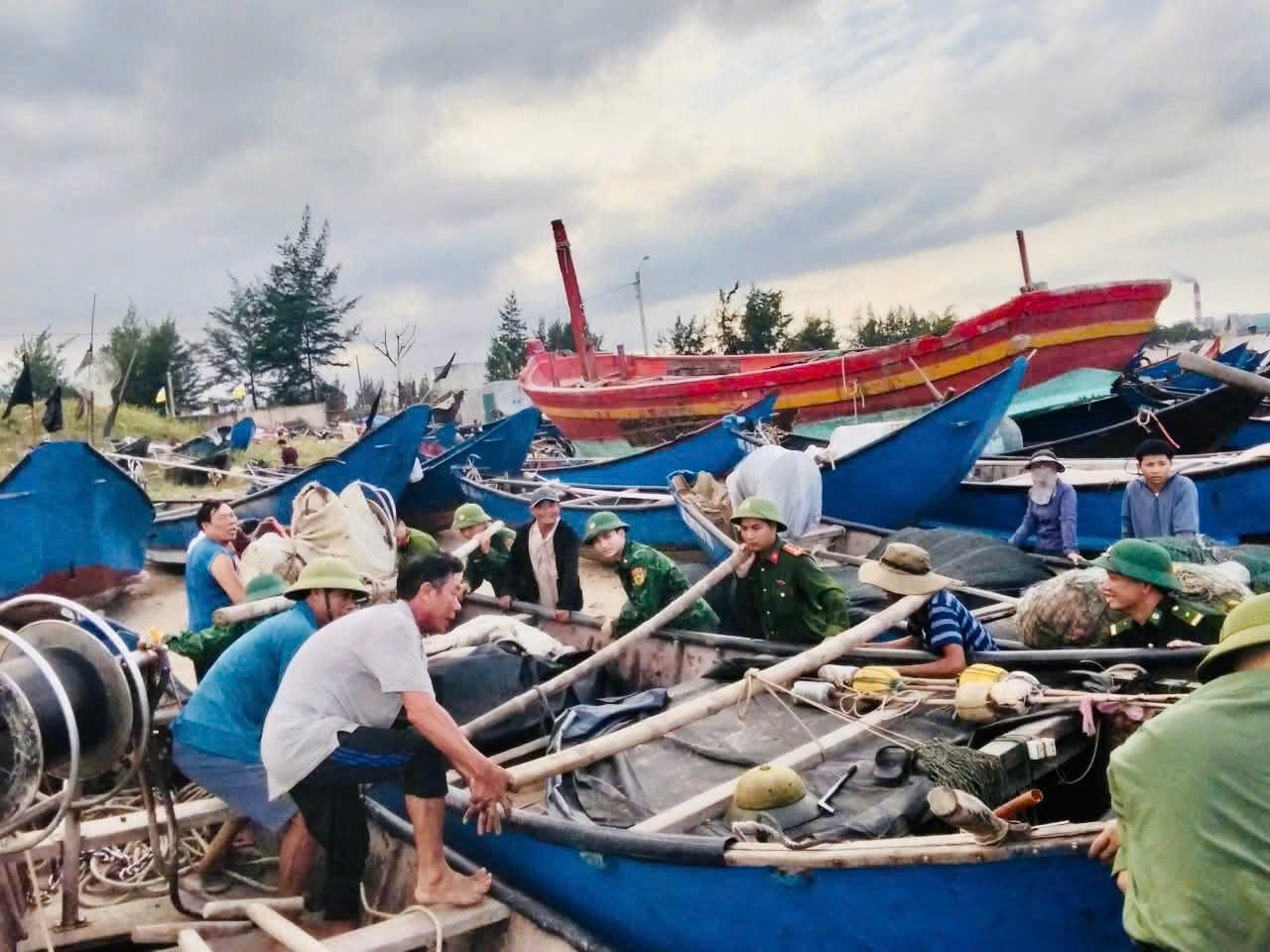 Nhiều địa phương ở miền Trung cấm biển trước khi b&atilde;o số 5 đổ bộ- Ảnh 7.