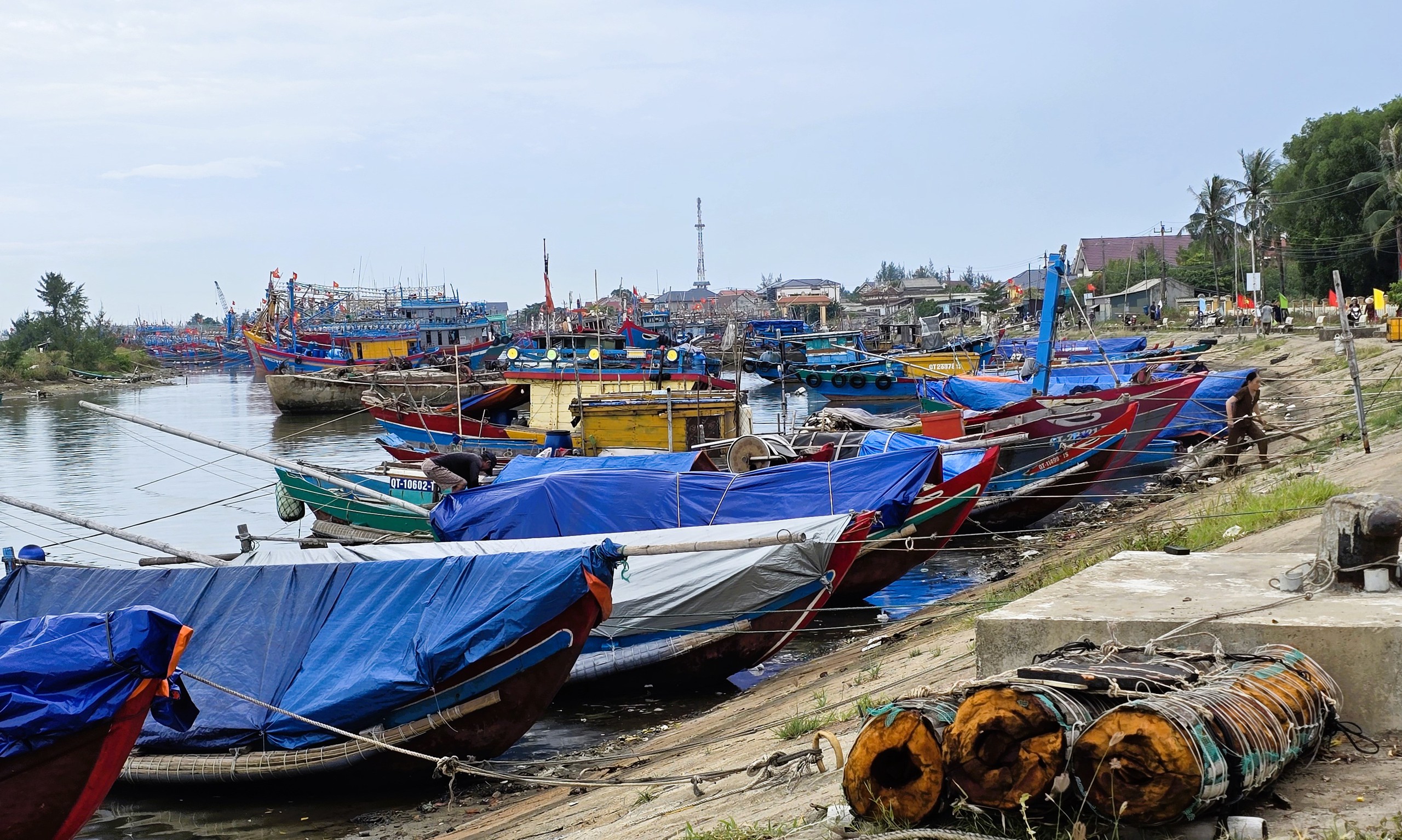 Quảng Trị: T&agrave;u thuyền về bến neo đậu, người d&acirc;n "gặt chạy b&atilde;o" chằng chống nh&agrave; cửa- Ảnh 10.