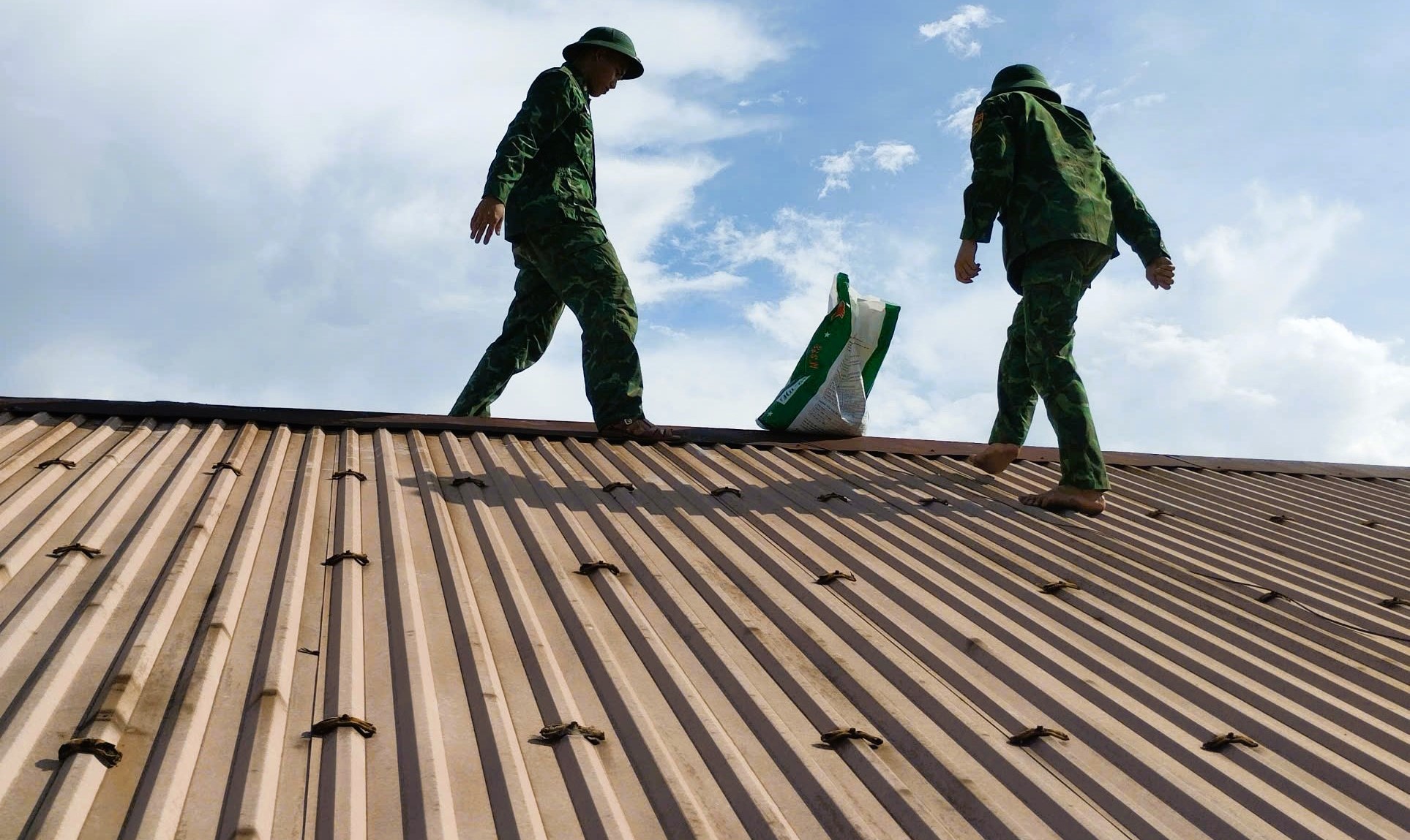 Quảng Trị: T&agrave;u thuyền về bến neo đậu, người d&acirc;n "gặt chạy b&atilde;o" chằng chống nh&agrave; cửa- Ảnh 13.