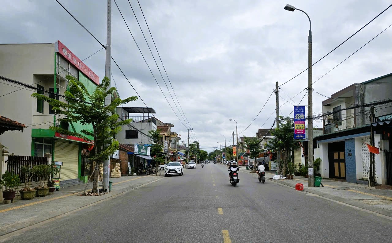 Quảng Trị: T&agrave;u thuyền về bến neo đậu, người d&acirc;n "gặt chạy b&atilde;o" chằng chống nh&agrave; cửa- Ảnh 14.
