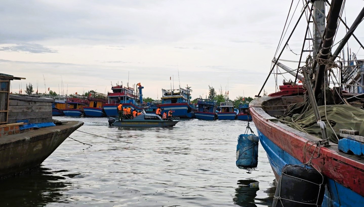 Quảng Trị: T&agrave;u thuyền về bến neo đậu, người d&acirc;n "gặt chạy b&atilde;o" chằng chống nh&agrave; cửa- Ảnh 8.