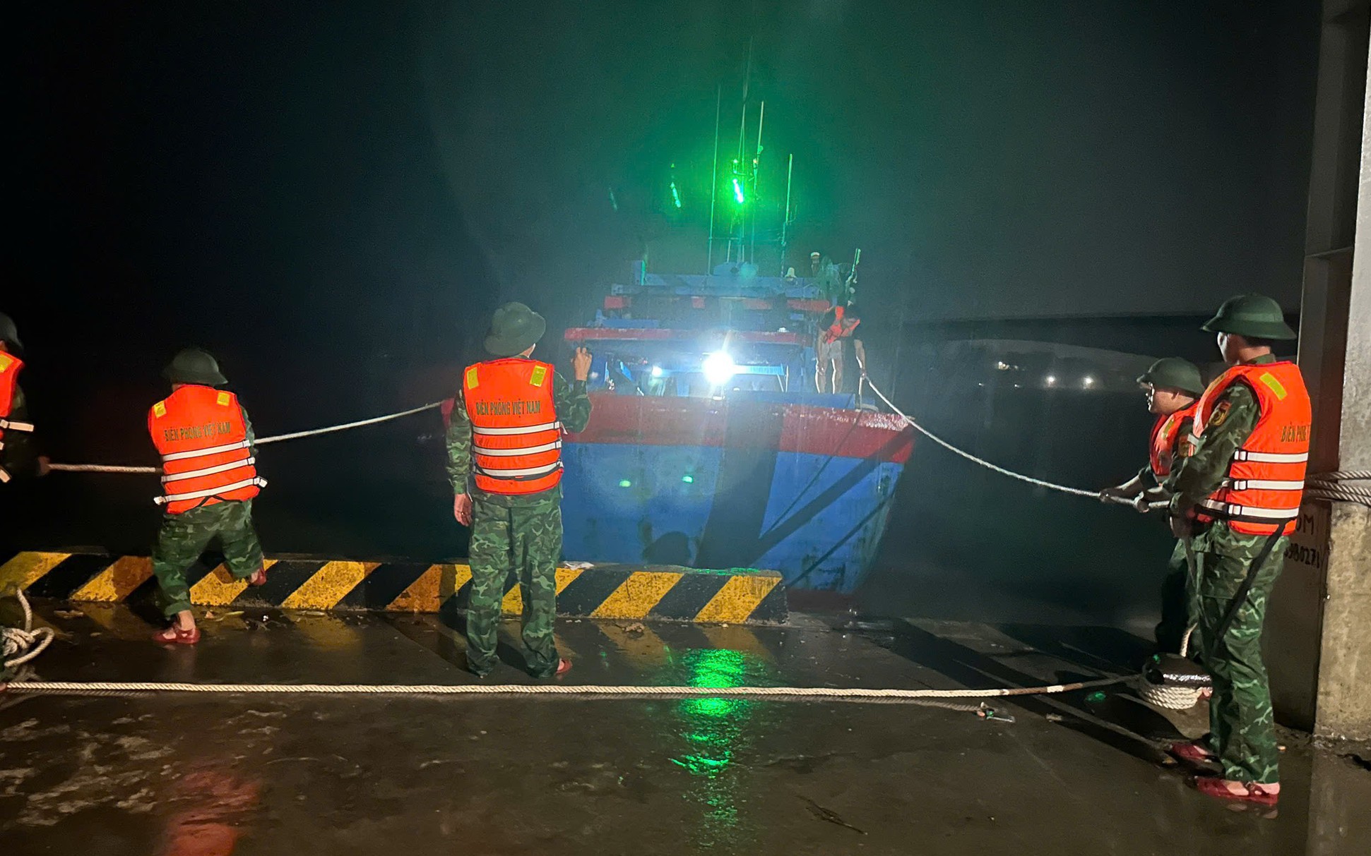 Quảng Trị: Hỗ trợ t&agrave;u c&aacute; bị đứt neo khi đang neo đậu tr&aacute;nh tr&uacute; b&atilde;o