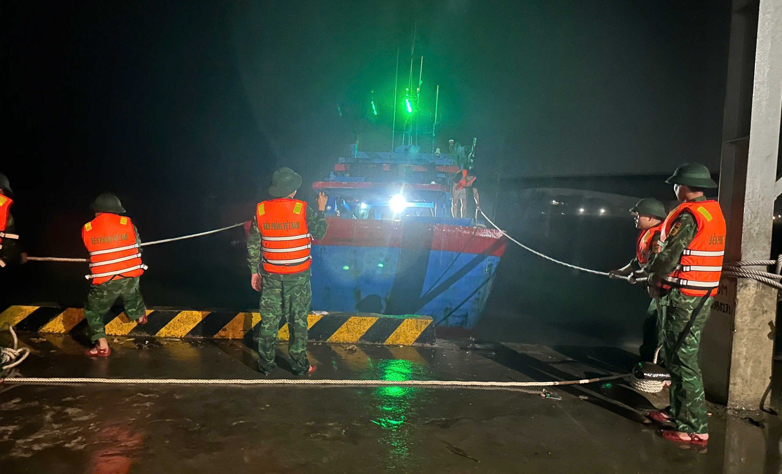 Quảng Trị: Hỗ trợ tàu cá bị đứt neo khi đang neo đậu tránh trú bão- Ảnh 1. Quảng Trị: Hỗ trợ tàu cá bị đứt neo khi đang neo đậu tránh trú bão- Ảnh 1.