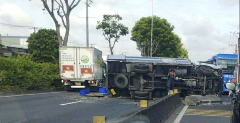 Xe tải bị t&ocirc;ng lật chắn ngang đường, giao th&ocirc;ng &ugrave;n ứ hơn 5km- Ảnh 1.