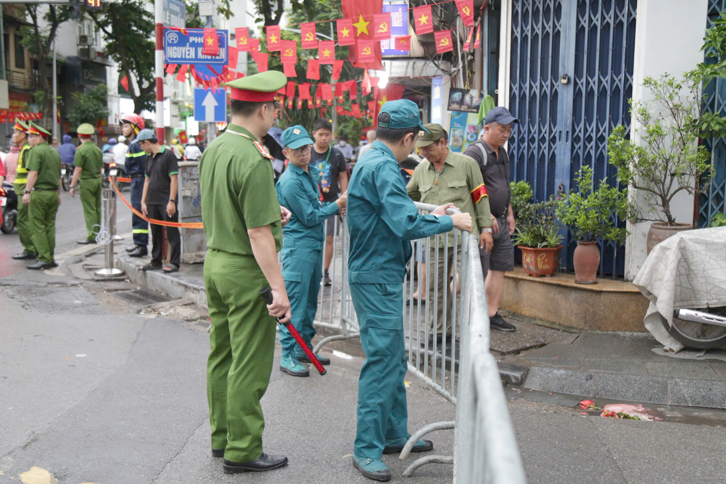 Người d&acirc;n h&agrave;o hứng ngắm d&agrave;n kh&iacute; t&agrave;i tr&ecirc;n phố trước giờ tổng hợp luyện- Ảnh 2.