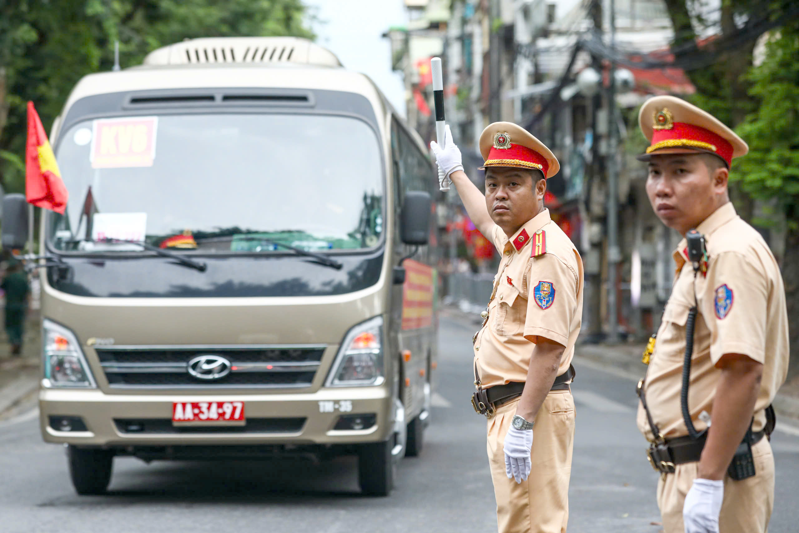 Người d&acirc;n h&agrave;o hứng ngắm d&agrave;n kh&iacute; t&agrave;i tr&ecirc;n phố trước giờ tổng hợp luyện- Ảnh 13.