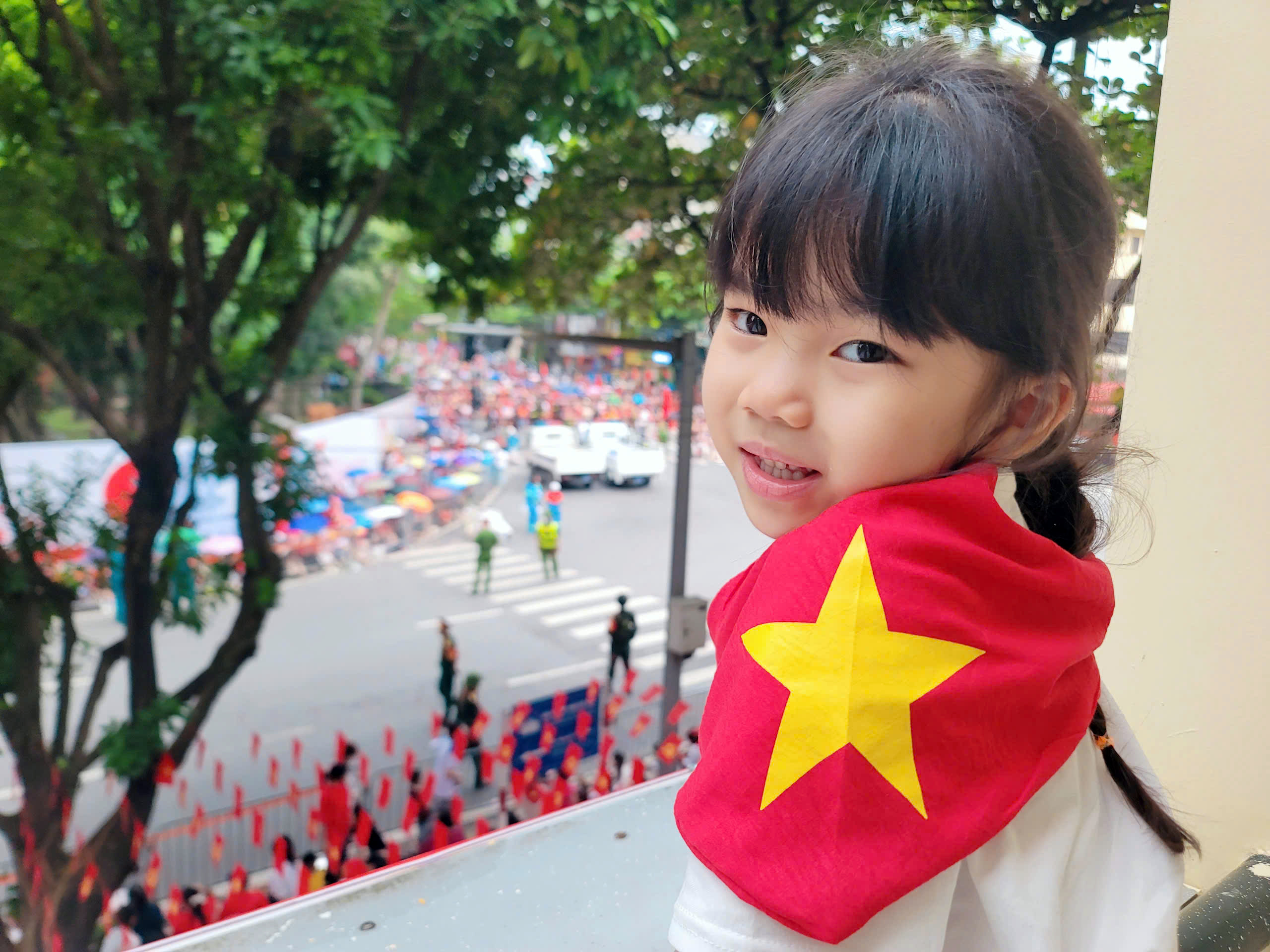 Người d&acirc;n h&agrave;o hứng ngắm d&agrave;n kh&iacute; t&agrave;i tr&ecirc;n phố trước giờ tổng hợp luyện- Ảnh 12.