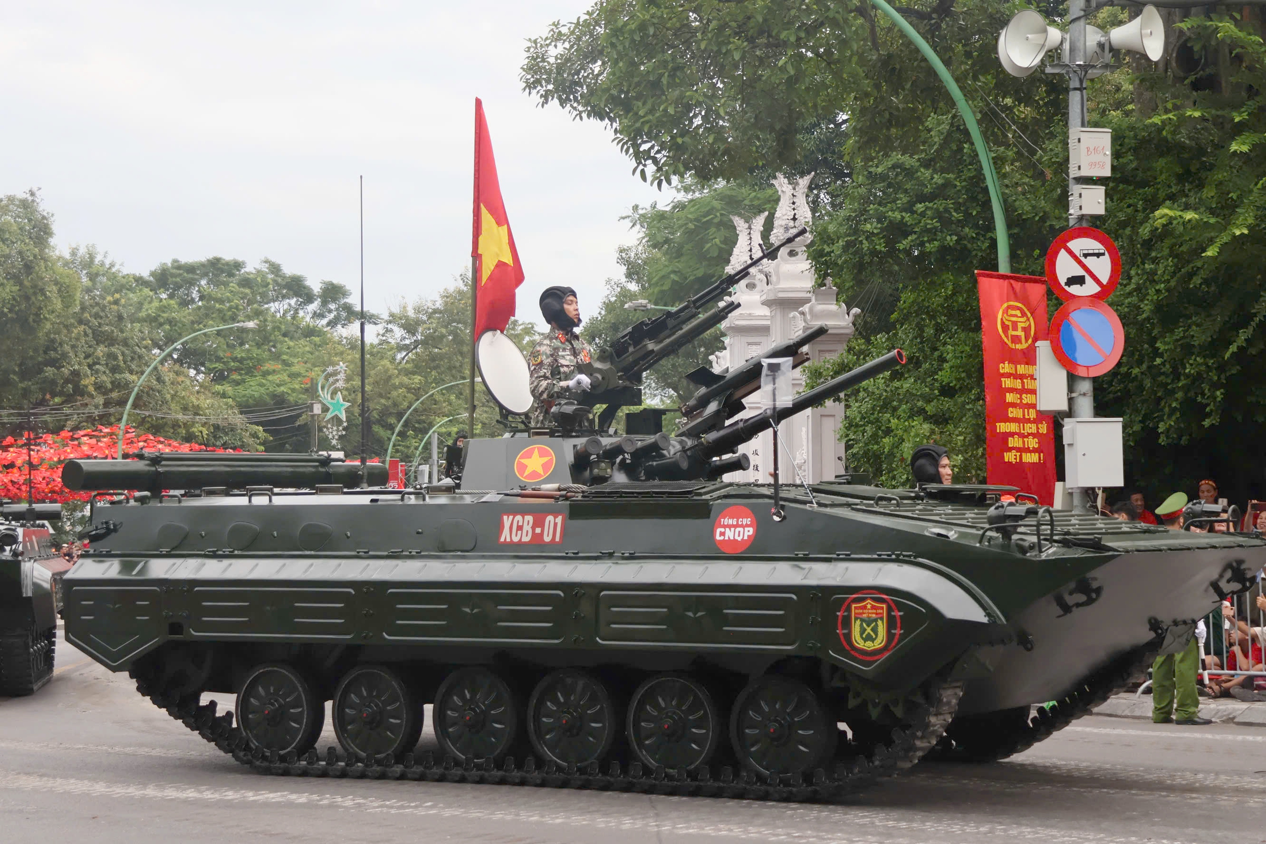 Người d&acirc;n h&agrave;o hứng ngắm d&agrave;n kh&iacute; t&agrave;i tr&ecirc;n phố trước giờ tổng hợp luyện- Ảnh 10.