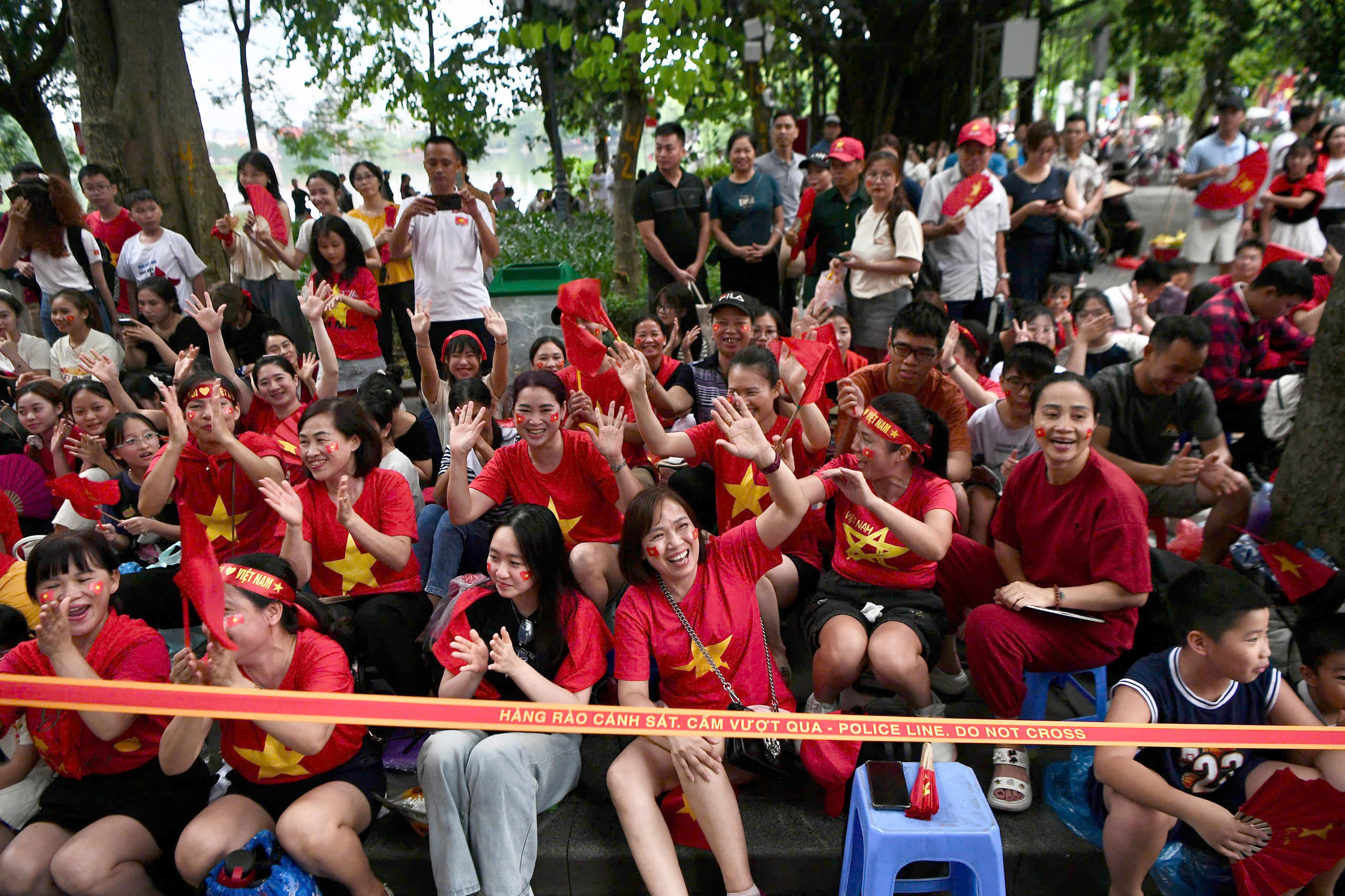 Người d&acirc;n h&agrave;o hứng ngắm d&agrave;n kh&iacute; t&agrave;i tr&ecirc;n phố trước giờ tổng hợp luyện- Ảnh 11.