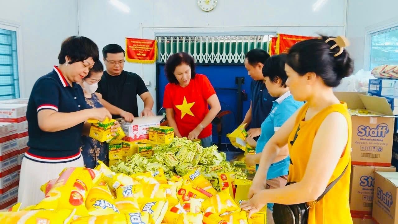 Ấm l&ograve;ng những suất ăn tiếp sức lực lượng phục vụ tổng hợp luyện diễu binh, diễu h&agrave;nh- Ảnh 18.