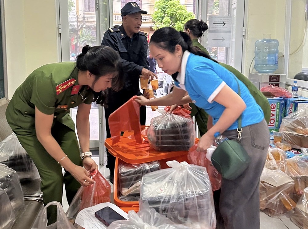 Ấm l&ograve;ng những suất ăn tiếp sức lực lượng phục vụ tổng hợp luyện diễu binh, diễu h&agrave;nh- Ảnh 8.