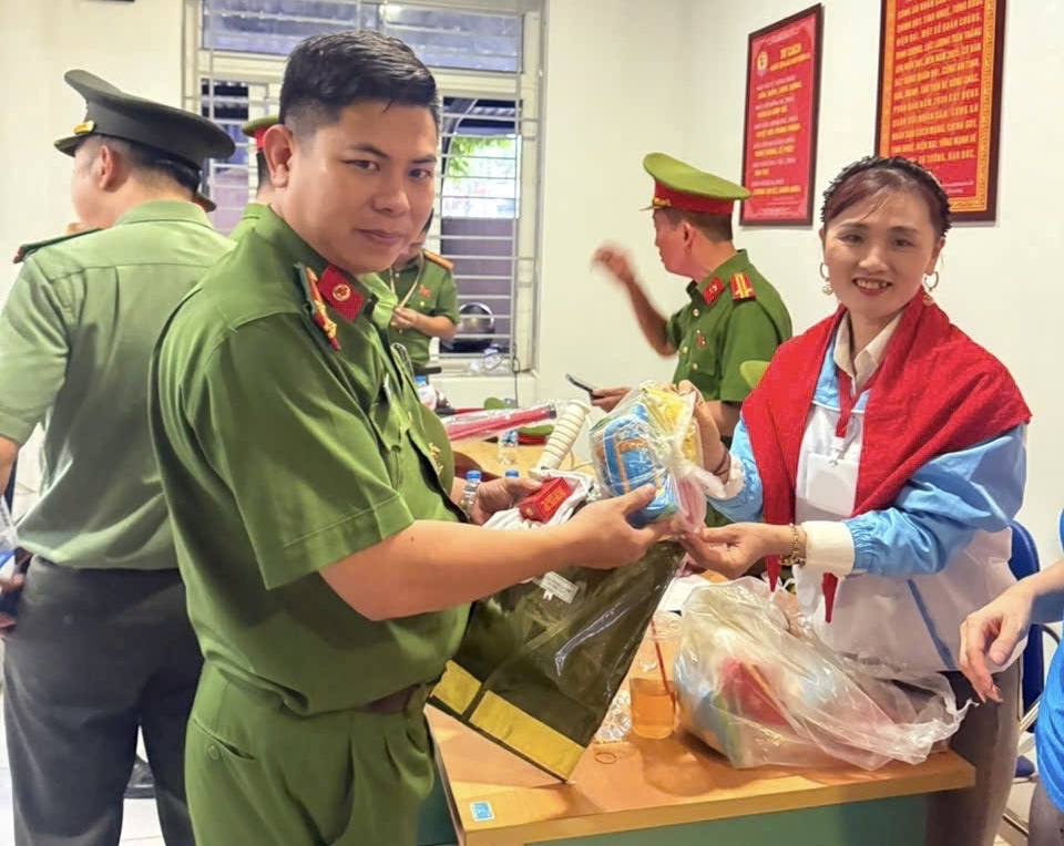 Ấm l&ograve;ng những suất ăn tiếp sức lực lượng phục vụ tổng hợp luyện diễu binh, diễu h&agrave;nh- Ảnh 7.