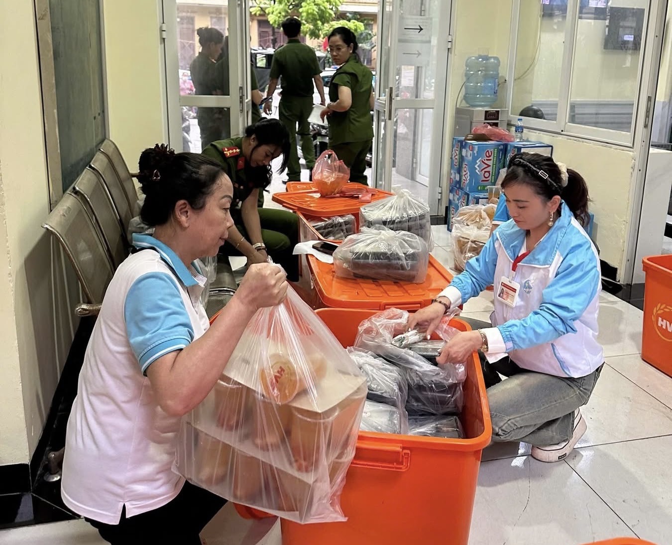 Ấm l&ograve;ng những suất ăn tiếp sức lực lượng phục vụ tổng hợp luyện diễu binh, diễu h&agrave;nh- Ảnh 1.