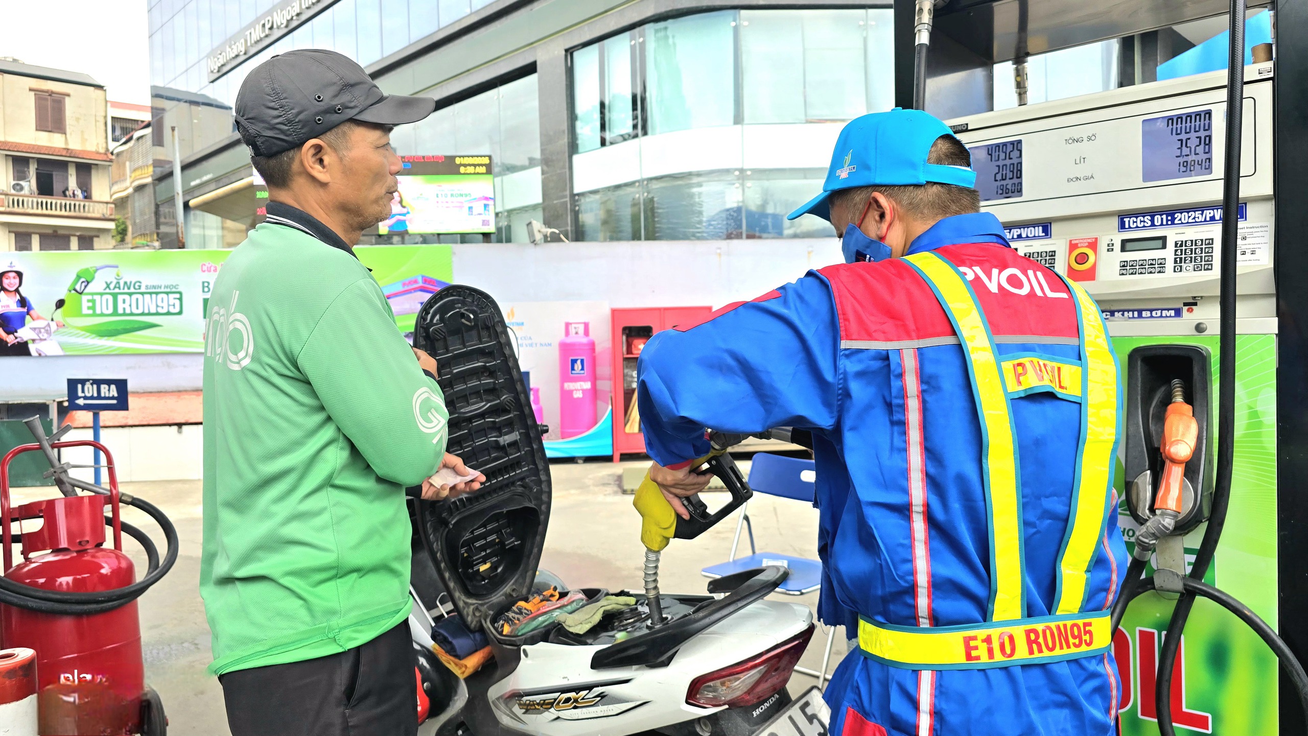 Xăng E10 bắt buộc từ 2026: C&acirc;n nhắc t&iacute;nh khả thi- Ảnh 1.