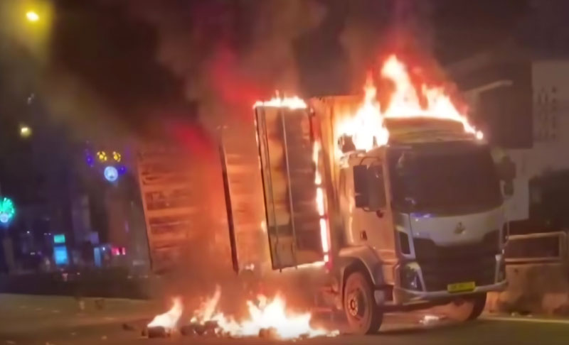 Xe tải bốc cháy dữ dội. Xe tải bốc cháy dữ dội.