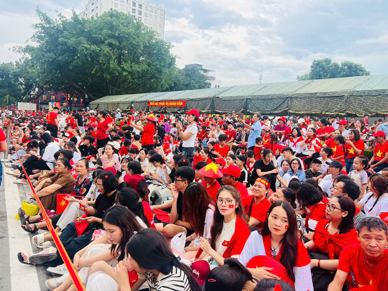 Thu xếp nơi nghỉ m&aacute;t, miễn ph&iacute; b&aacute;nh mỳ, nước uống cho người d&acirc;n xem diễu binh, diễu h&agrave;nh- Ảnh 1.