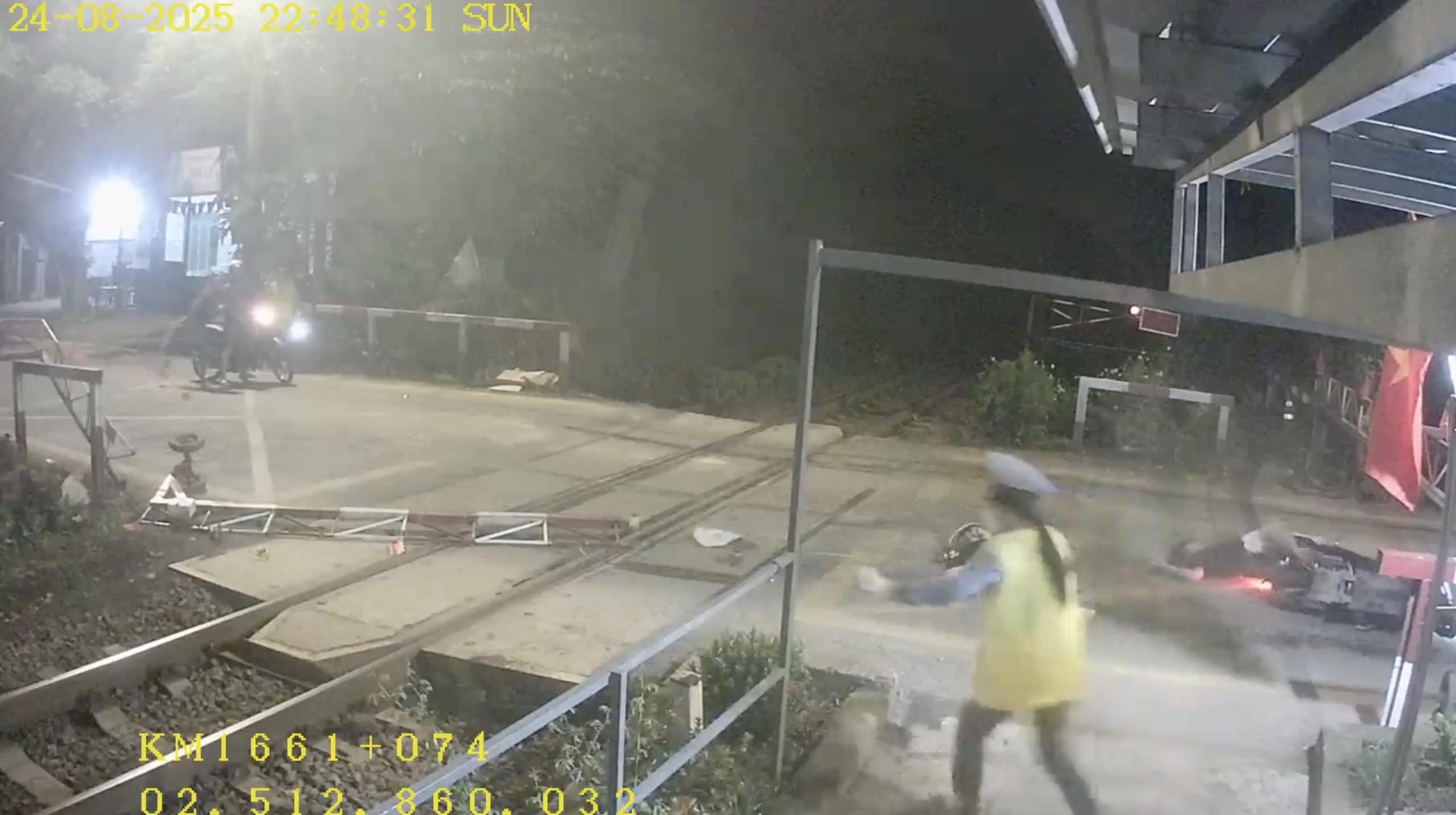 Li&ecirc;n tiếp xảy ra tai nạn xe m&aacute;y t&ocirc;ng g&atilde;y d&agrave;n chắn đường sắt tại Đồng Nai- Ảnh 1.