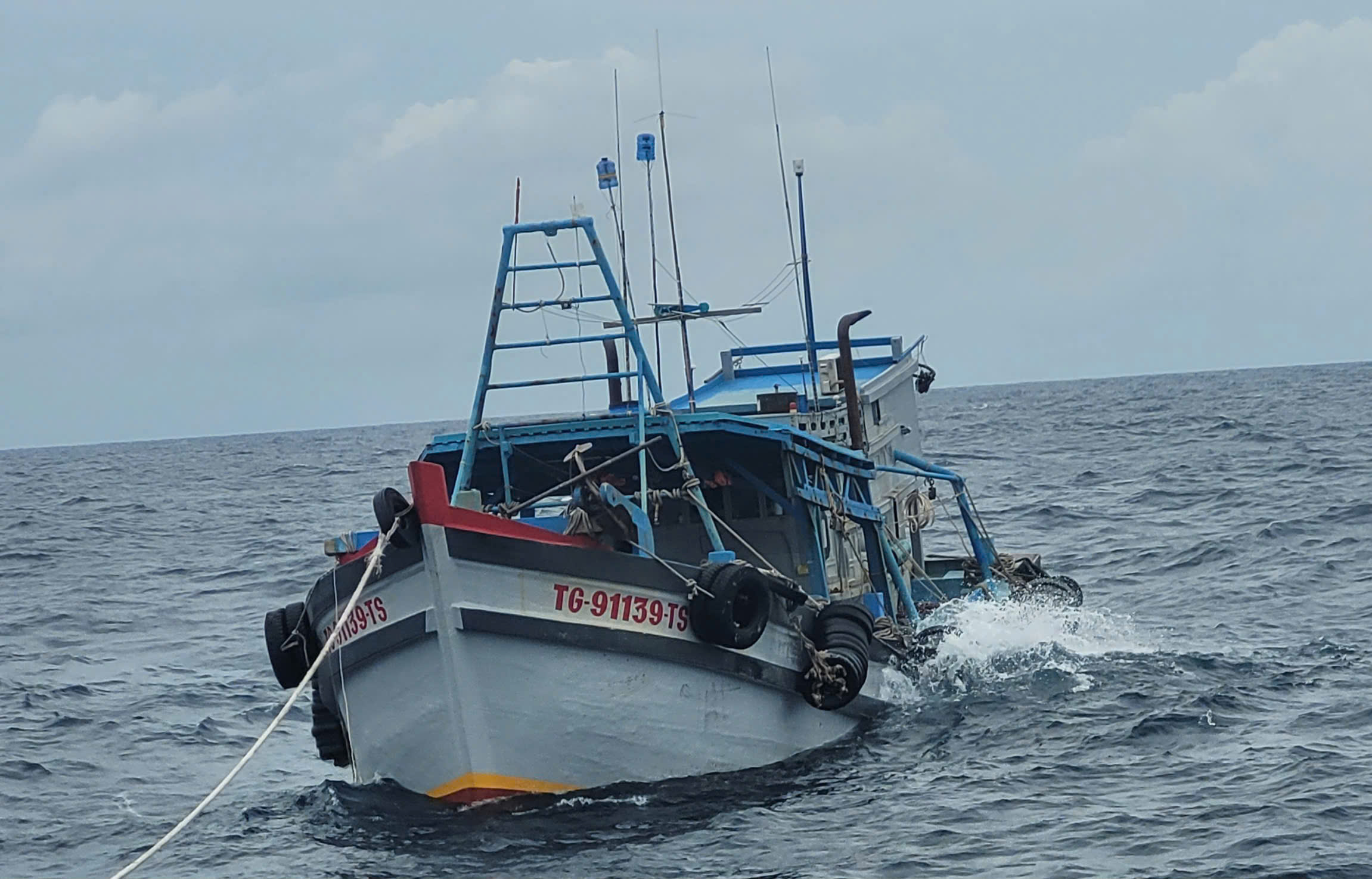 Hai ng&agrave;y cảnh s&aacute;t biển bắt ba t&agrave;u chở 115.000 l&iacute;t dầu tr&aacute;i ph&eacute;p tr&ecirc;n biển T&acirc;y Nam- Ảnh 1.