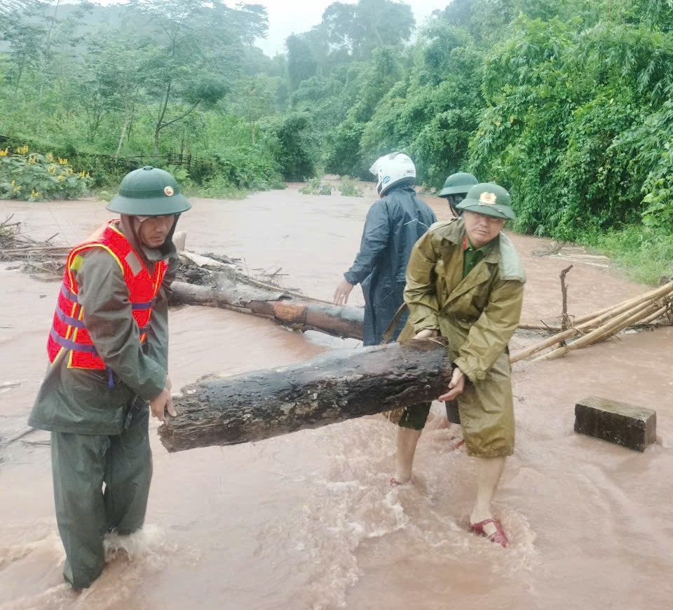 Quảng Trị: Bốn người dân bị thương, nhiều tuyến đường sạt lở, chia cắt giao thông- Ảnh 2. Quảng Trị: Bốn người dân bị thương, nhiều tuyến đường sạt lở, chia cắt giao thông- Ảnh 2.