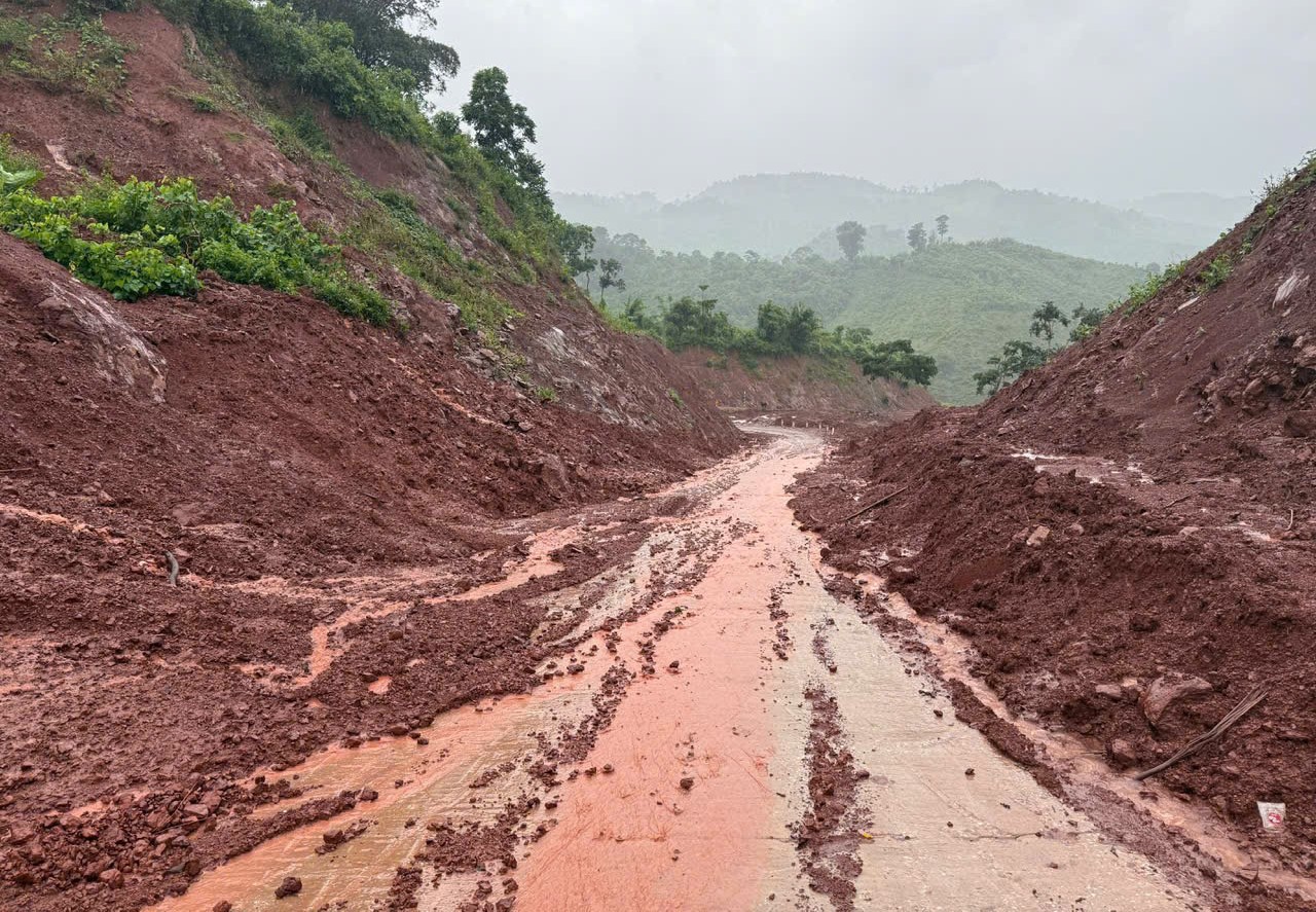 Quảng Trị: Bốn người dân bị thương, nhiều tuyến đường sạt lở, chia cắt giao thông- Ảnh 3. Quảng Trị: Bốn người dân bị thương, nhiều tuyến đường sạt lở, chia cắt giao thông- Ảnh 3.
