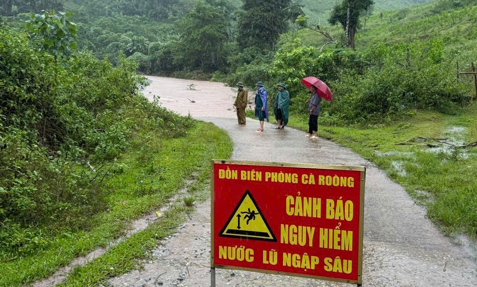 Quảng Trị: Bốn người dân bị thương, nhiều tuyến đường sạt lở, chia cắt giao thông- Ảnh 1. Quảng Trị: Bốn người dân bị thương, nhiều tuyến đường sạt lở, chia cắt giao thông- Ảnh 1.