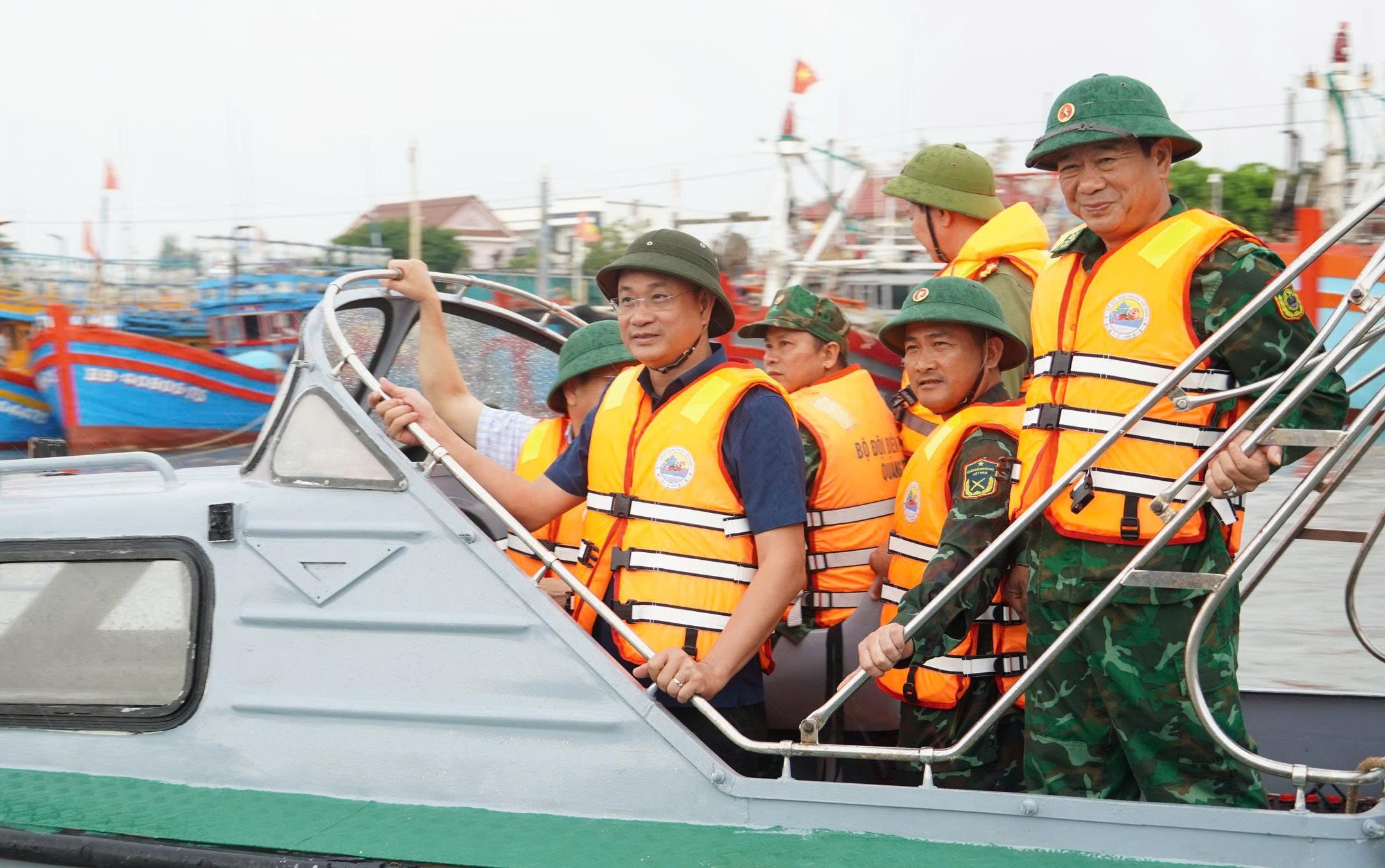B&atilde;o số 5 quần thảo Nghệ An, đường phố Cửa L&ograve; ngập s&acirc;u, nhiều c&acirc;y xanh g&atilde;y đổ- Ảnh 51.