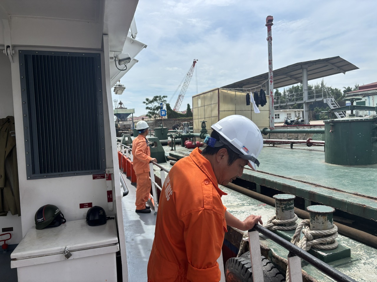 Hàng hải yêu cầu tăng cường kiểm tra phao, luồng, chủ động ứng phó hoàn lưu bão số 5- Ảnh 2. Hàng hải yêu cầu tăng cường kiểm tra phao, luồng, chủ động ứng phó hoàn lưu bão số 5- Ảnh 2.